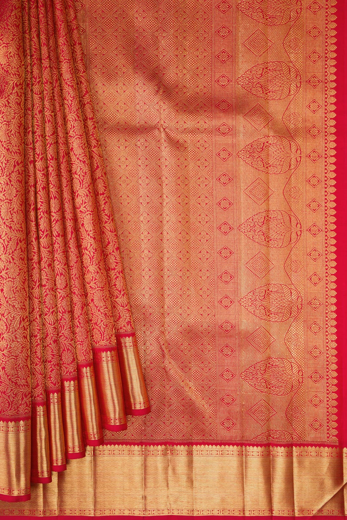 Pleats and pallu of Dark Pink Dual Tone Kanchipuram Silk Saree with Zari Brocade on the body and Zari Border. 