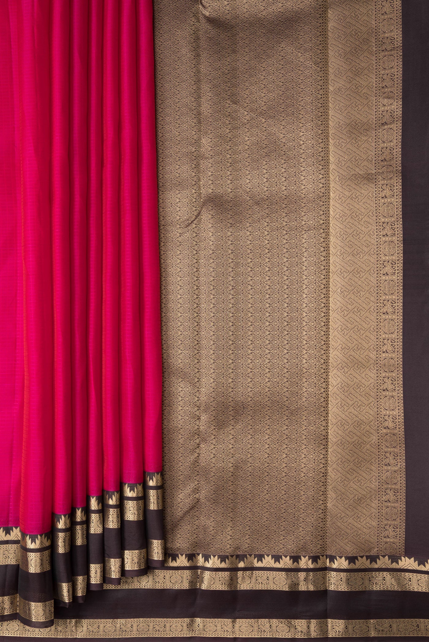 Pleats and pallu of Pink Dual Tone Kanchipuram Silk Saree with Checked design on the body and Zari Border. 