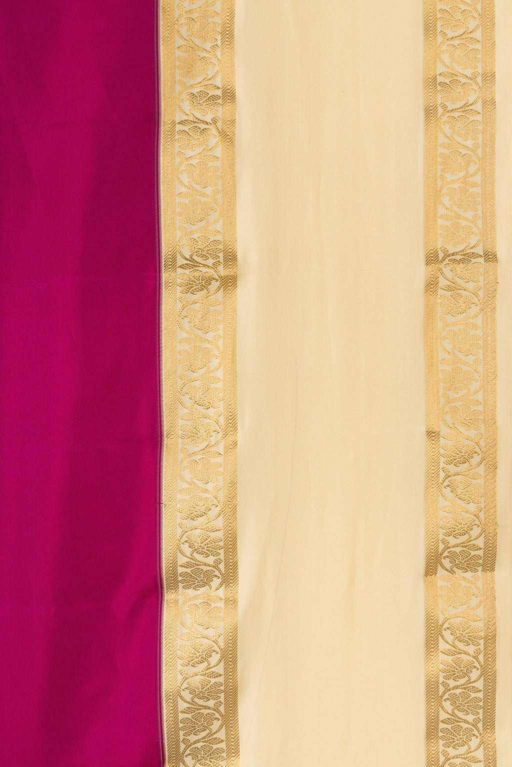 Border image of Magenta Dual Tone Kanchipuram Silk Saree with Plain Body and Thin Zari Line. 