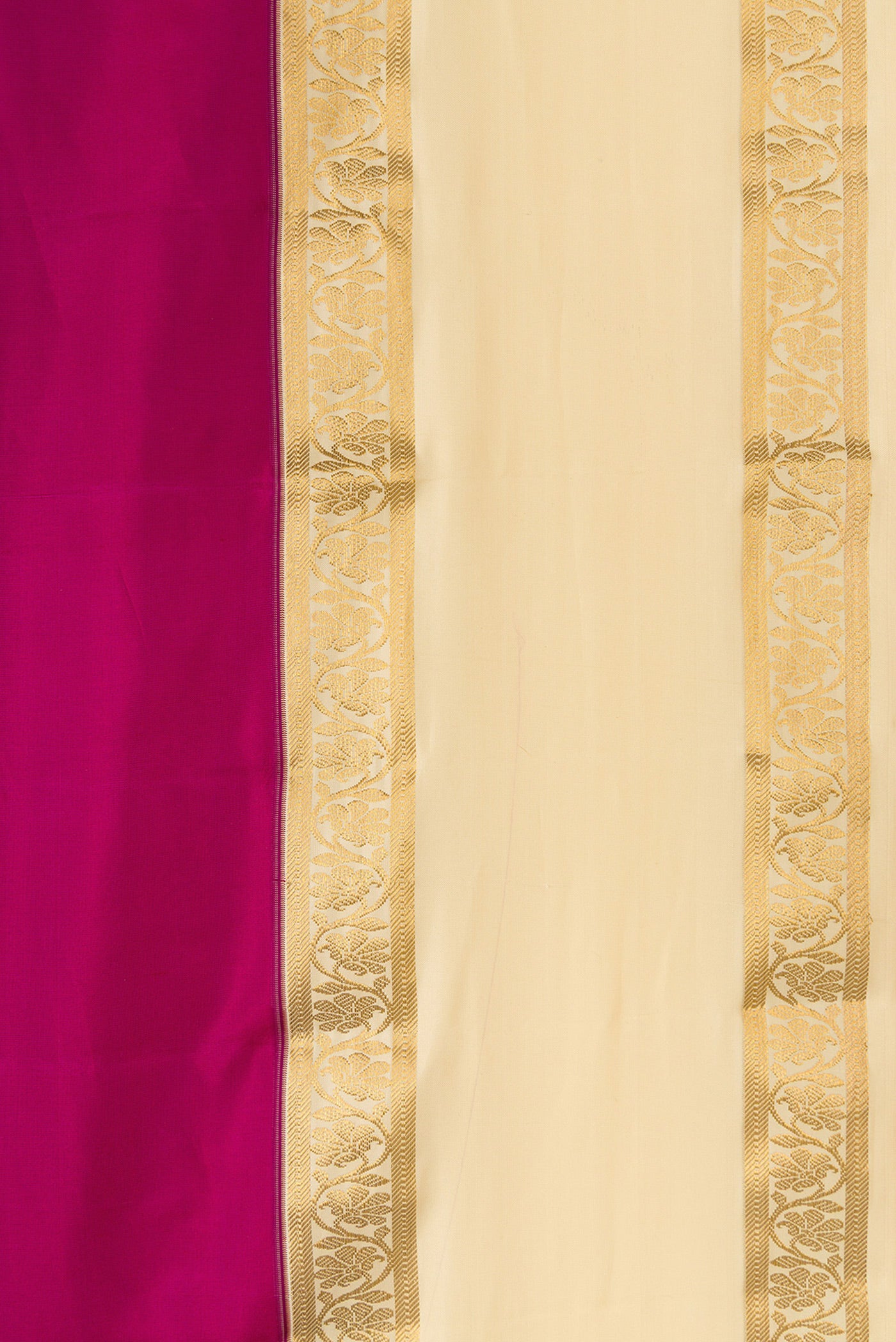 Border image of Magenta Dual Tone Kanchipuram Silk Saree with Plain Body and Thin Zari Line. 