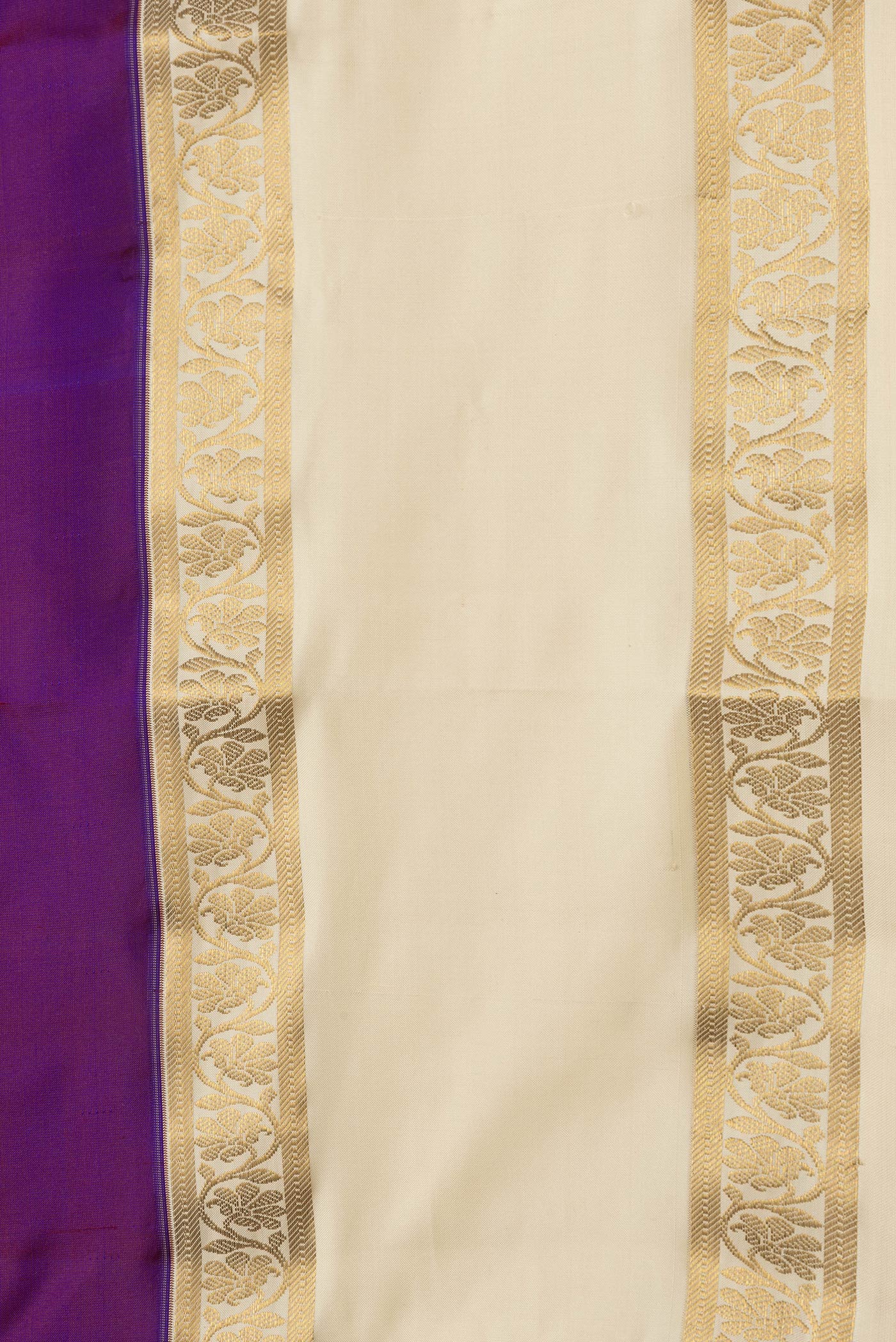 Border image of Purple Dual Tone Kanchipuram Silk Saree with Zari Butta on the body and Zari Border. 