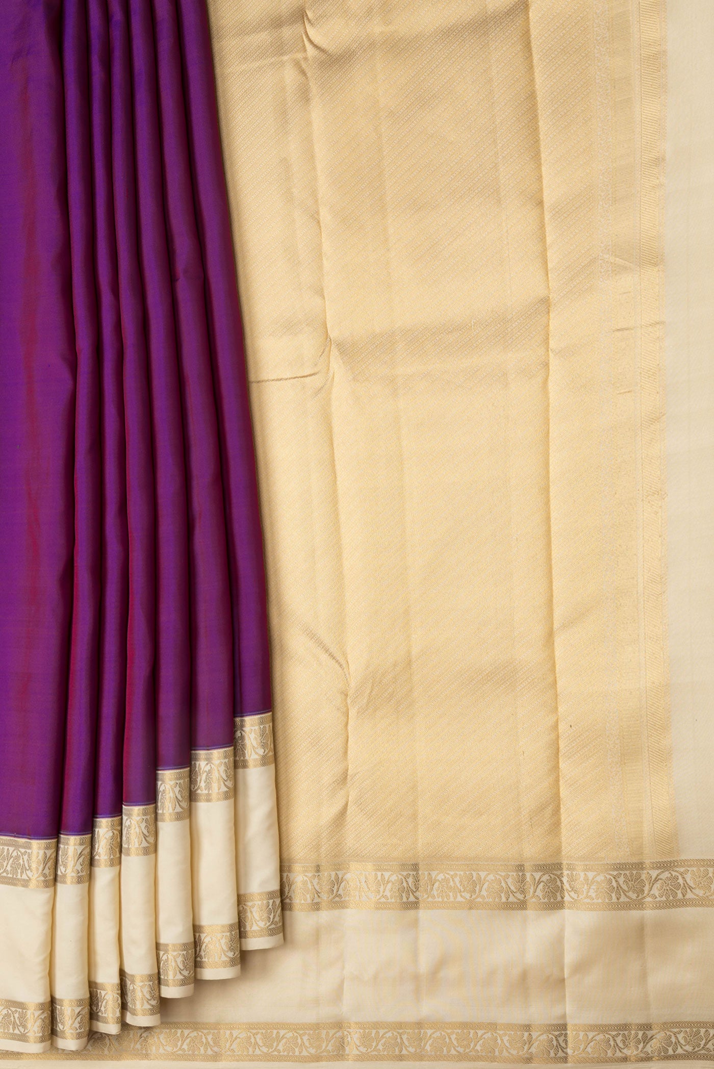 Pleats and pallu of Purple Dual Tone Kanchipuram Silk Saree with Zari Butta on the body and Zari Border. 