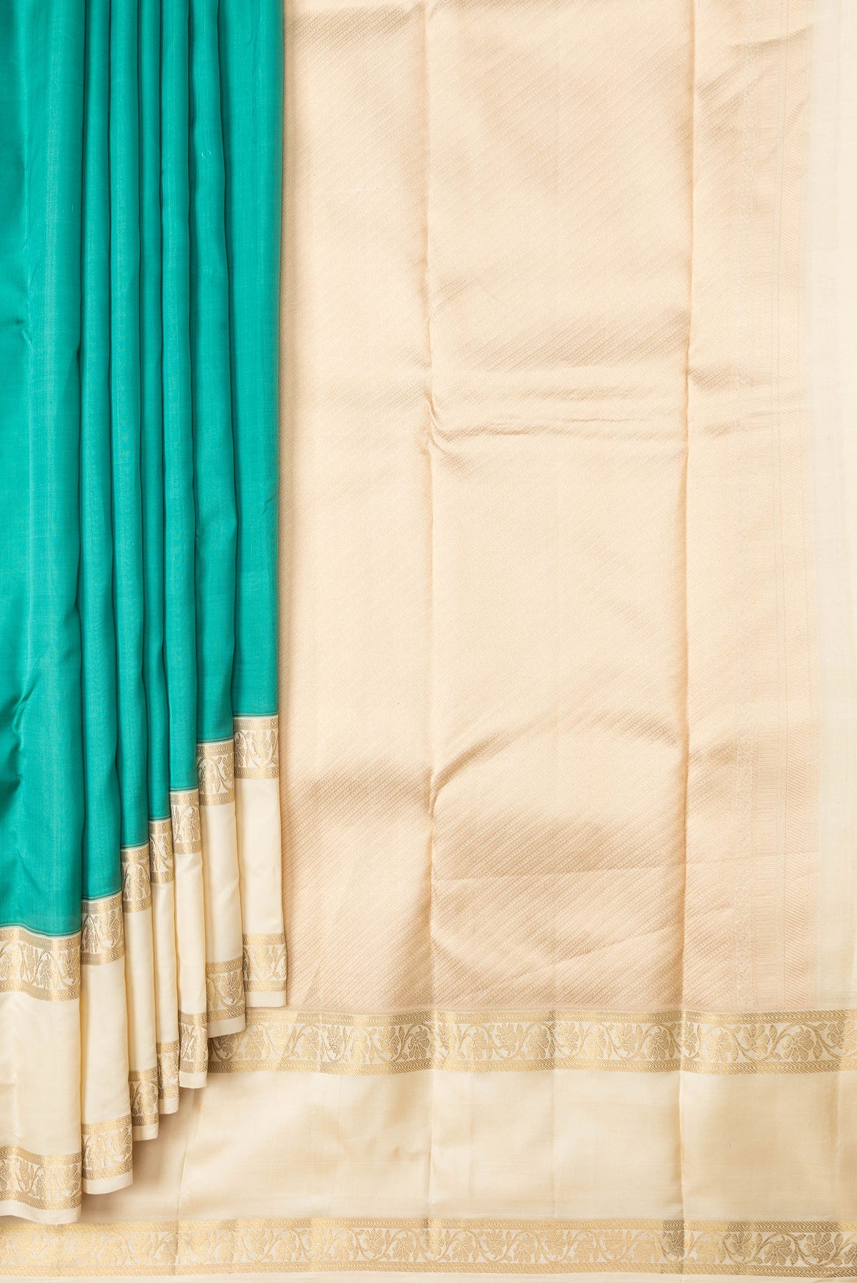 Pleats and pallu of Green Dual Tone Kanchipuram Silk Saree with Plain Body and Zari Border. 