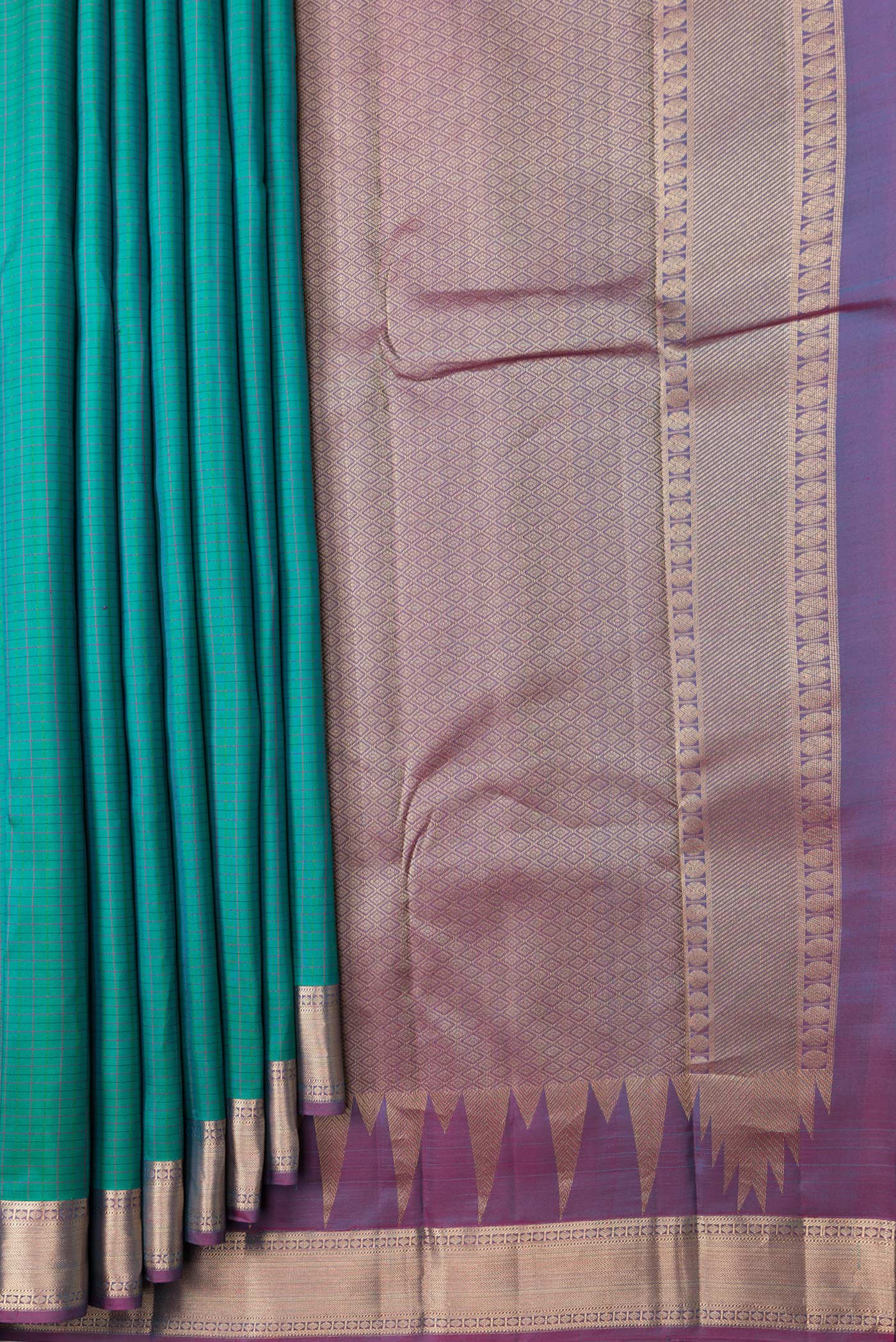 Pleats and pallu of Green Dual Tone Kanchipuram Silk Saree with Checked design on the body and Zari Border. 