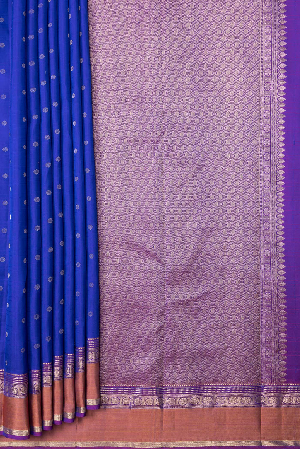 Pleats and pallu of Royal Blue Dual Tone Kanchipuram Silk Saree with Zari Butta on the body and Zari Border. 