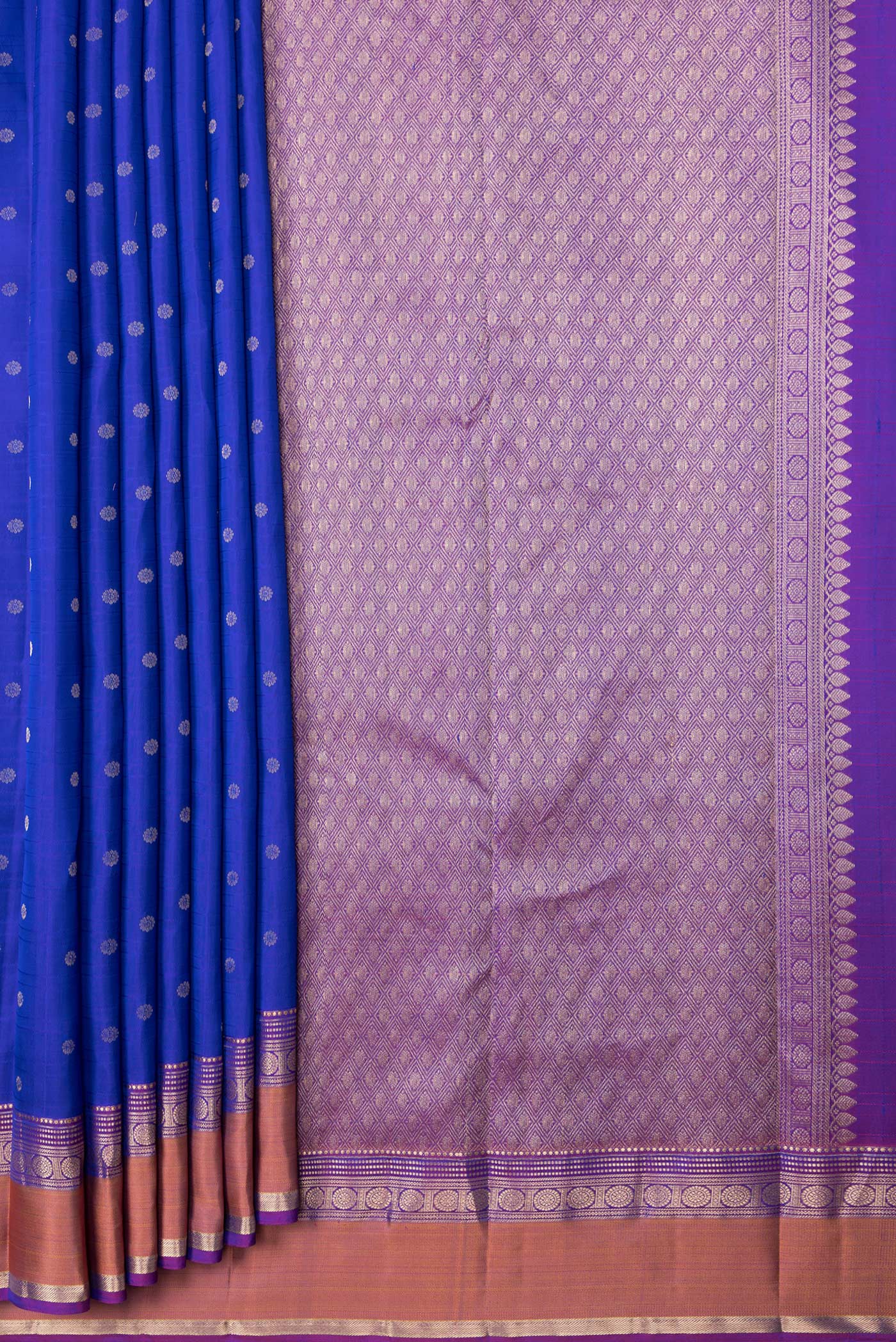 Pleats and pallu of Royal Blue Dual Tone Kanchipuram Silk Saree with Zari Butta on the body and Zari Border. 