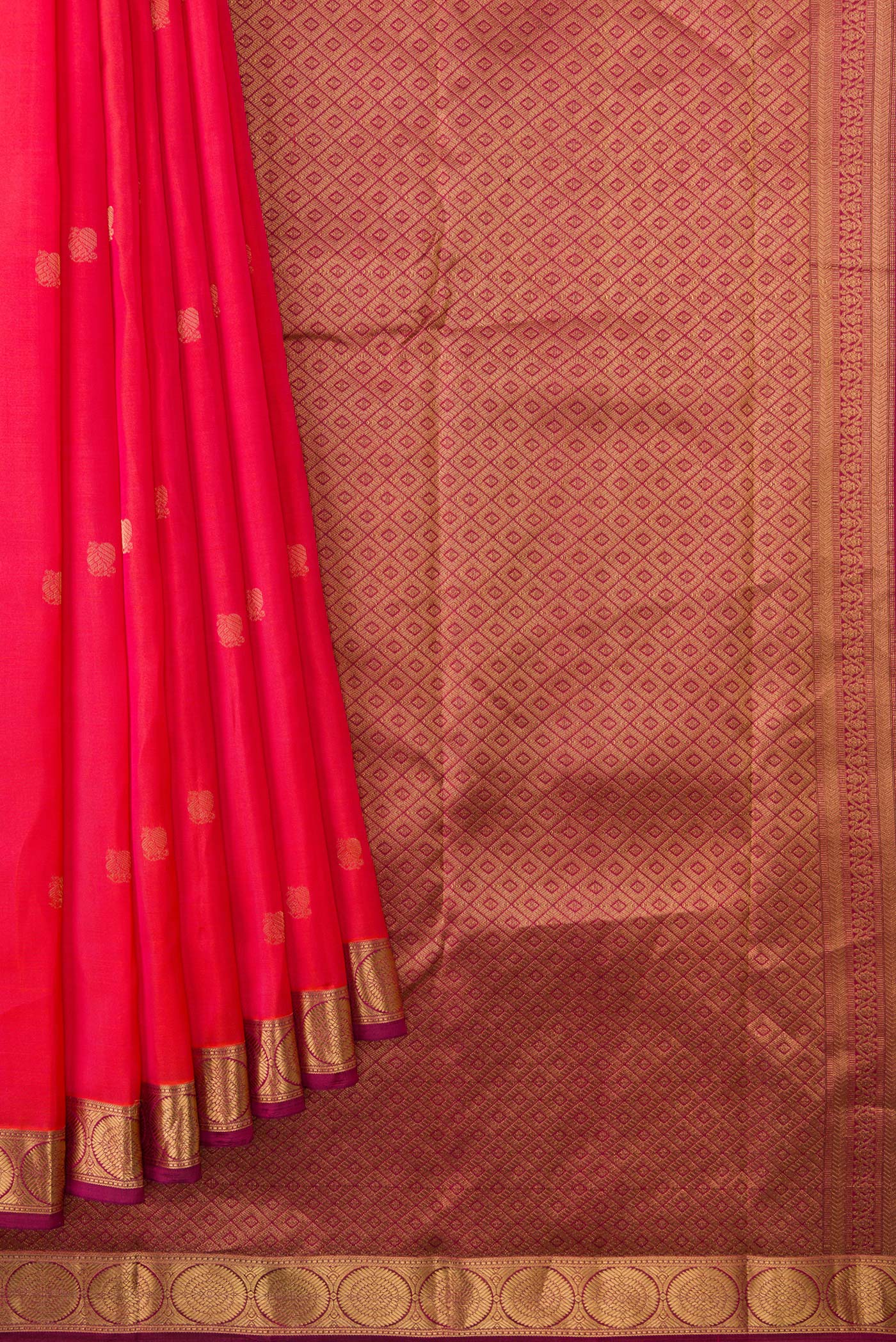Pleats and pallu of Coral Dual Tone Kanjivaram Silk Saree with Zari Butta on the body and Thin Zari Line. 