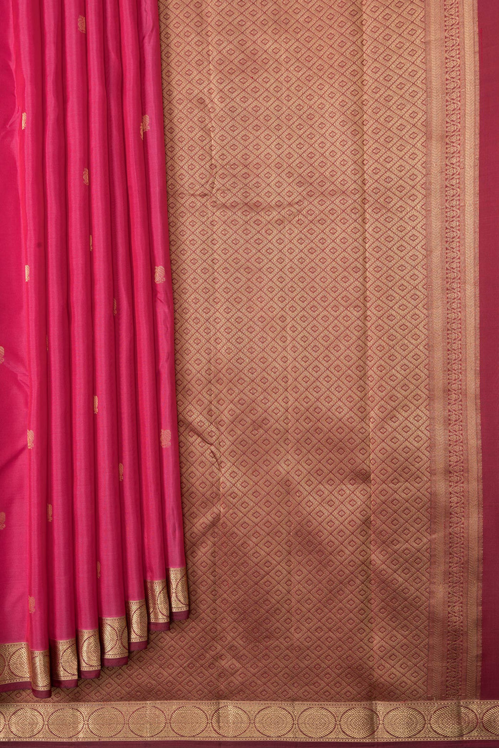 Pleats and pallu of Pink Dual Tone Kanjivaram Silk Saree with Zari Butta on the body and Zari Border. 
