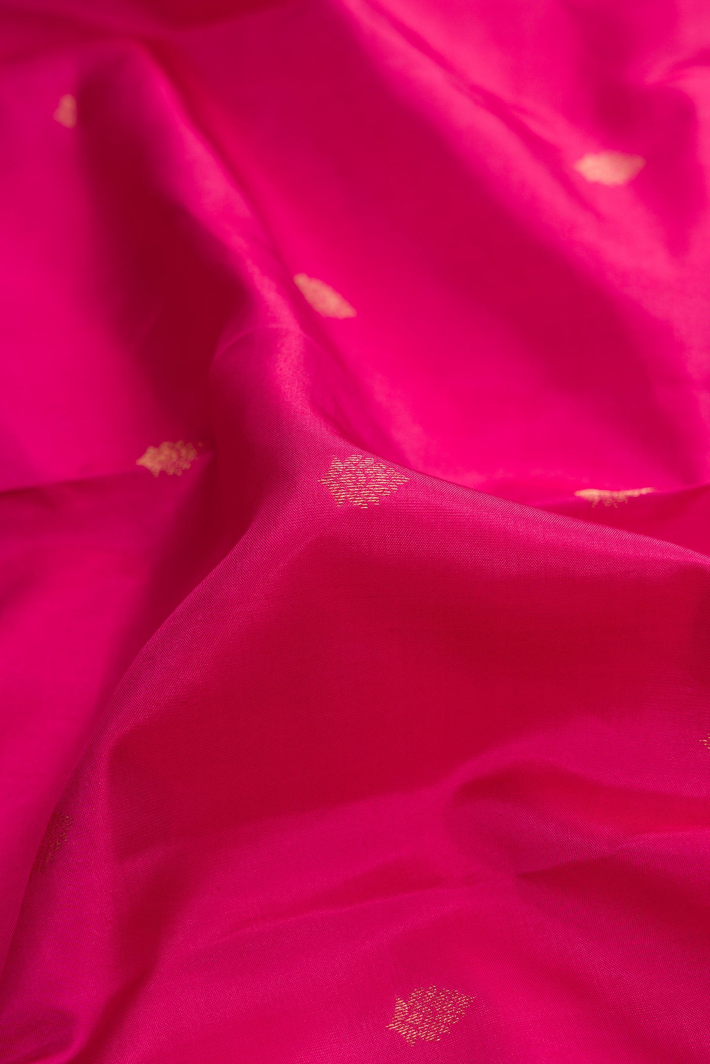 Close up of Dark Mauve Dual Tone Kanchipuram Silk Saree with Zari Butta on the body and Ganga Jamuna Border.  displaying folds