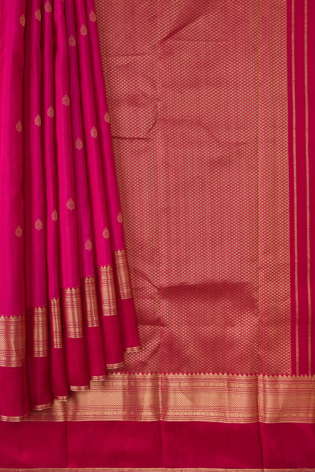 Pleats and pallu of Dark Mauve Dual Tone Kanchipuram Silk Saree with Zari Butta on the body and Ganga Jamuna Border. 