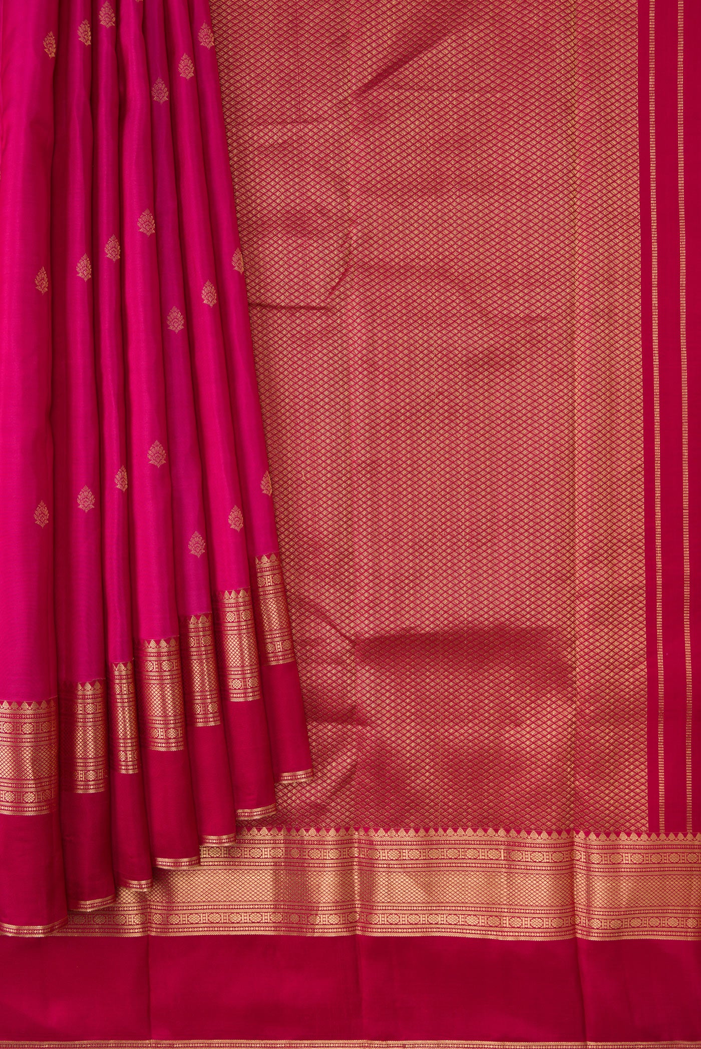 Pleats and pallu of Dark Mauve Dual Tone Kanchipuram Silk Saree with Zari Butta on the body and Ganga Jamuna Border. 