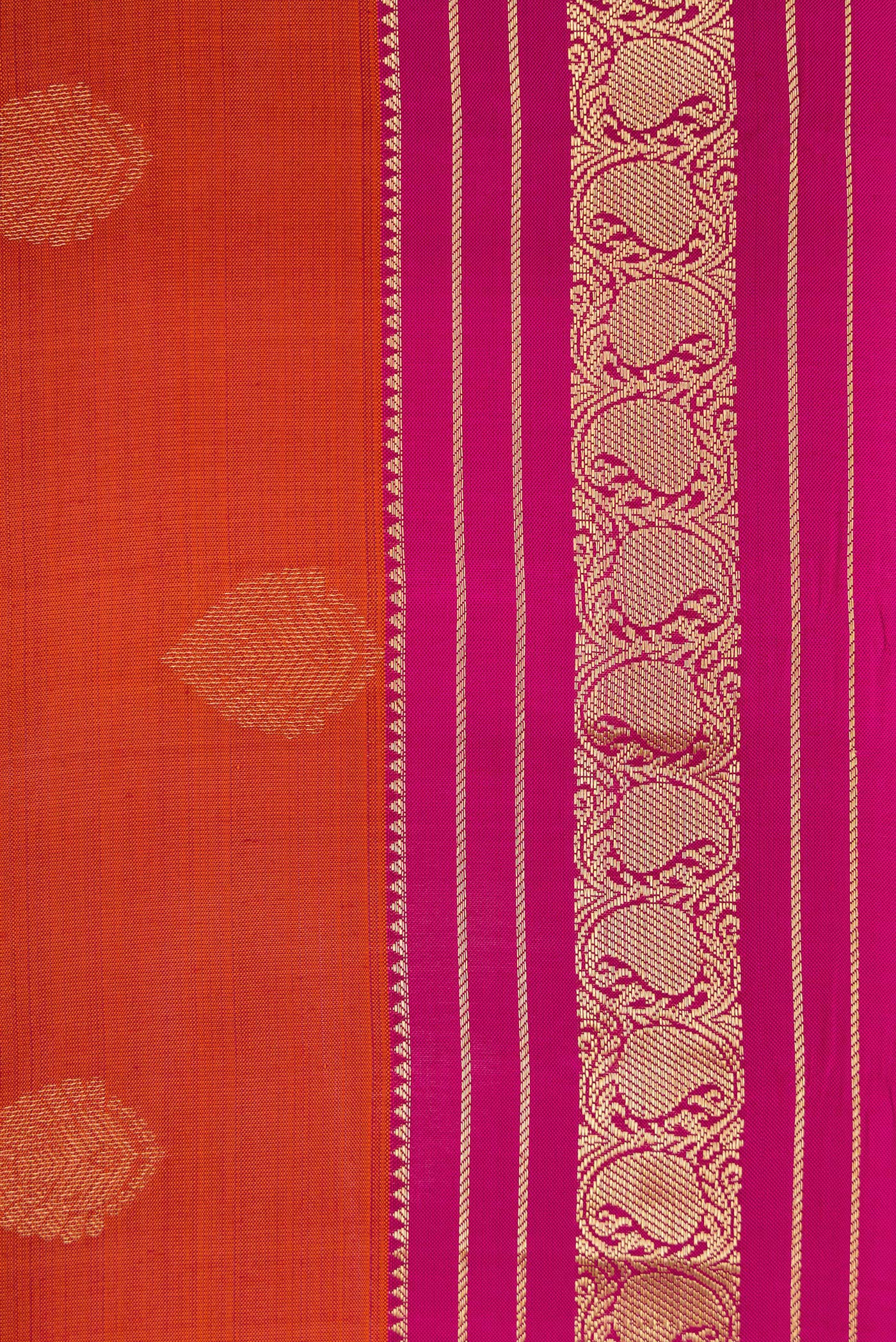Border image of Brick Orange Dual Tone Kanchipuram Silk Saree with Zari Butta on the body and Thin Zari Line. 