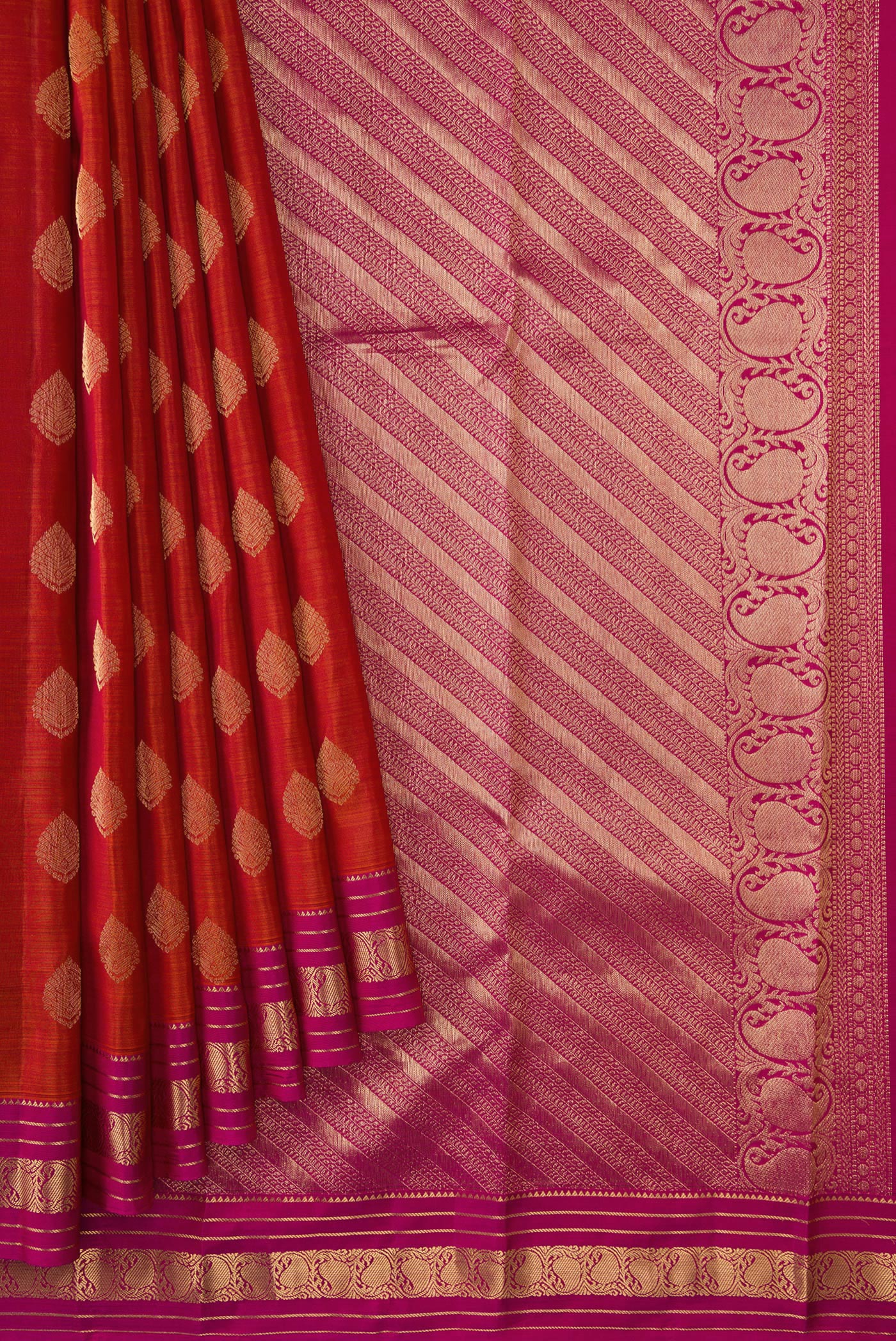 Pleats and pallu of Brick Orange Dual Tone Kanchipuram Silk Saree with Zari Butta on the body and Thin Zari Line. 
