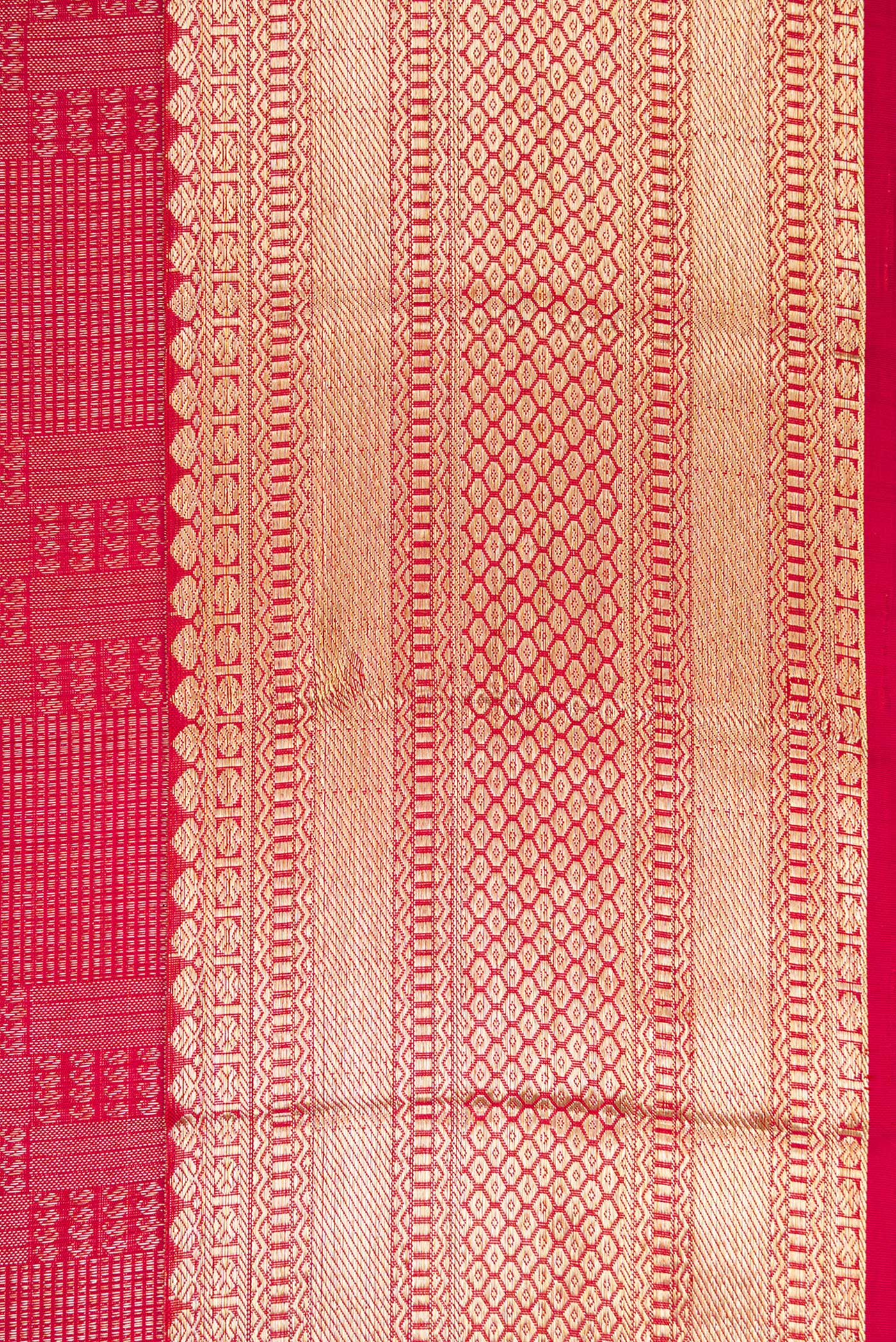 Border image of Dark Pink Dual Tone Kanchipuram Silk Saree with Zari Brocade on the body and Zari Border. 