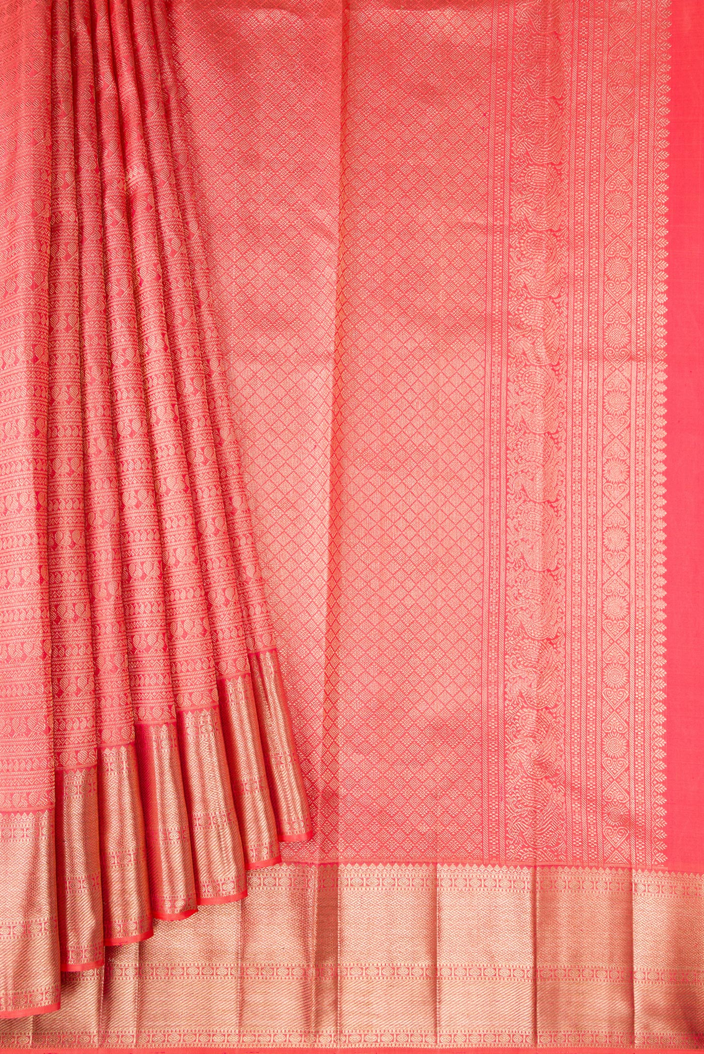 Pleats and pallu of Pink Dual Tone Kanchipuram Silk Saree with Zari Brocade on the body and Zari Border. 