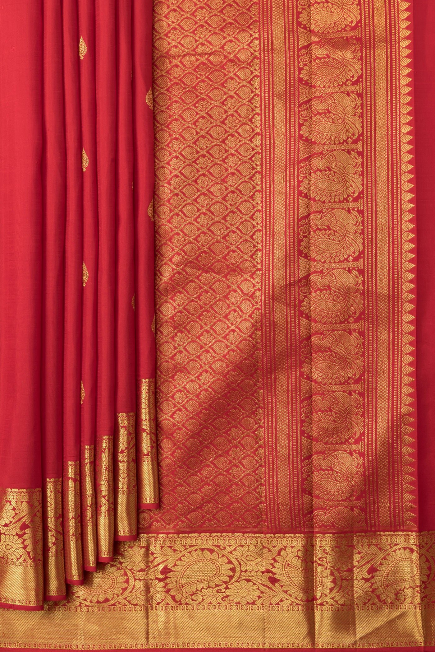 Pleats and pallu of Red Dual Tone Kanjivaram Silk Saree with Zari Butta on the body and Zari Border. 