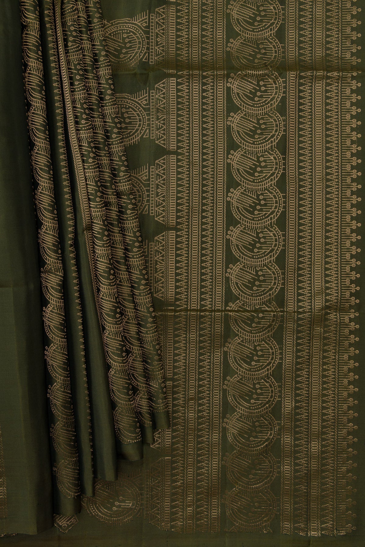 Pleats and pallu of Mehandi Green Dual Tone Soft Silk Saree with Stripes on the body and Without Border. 