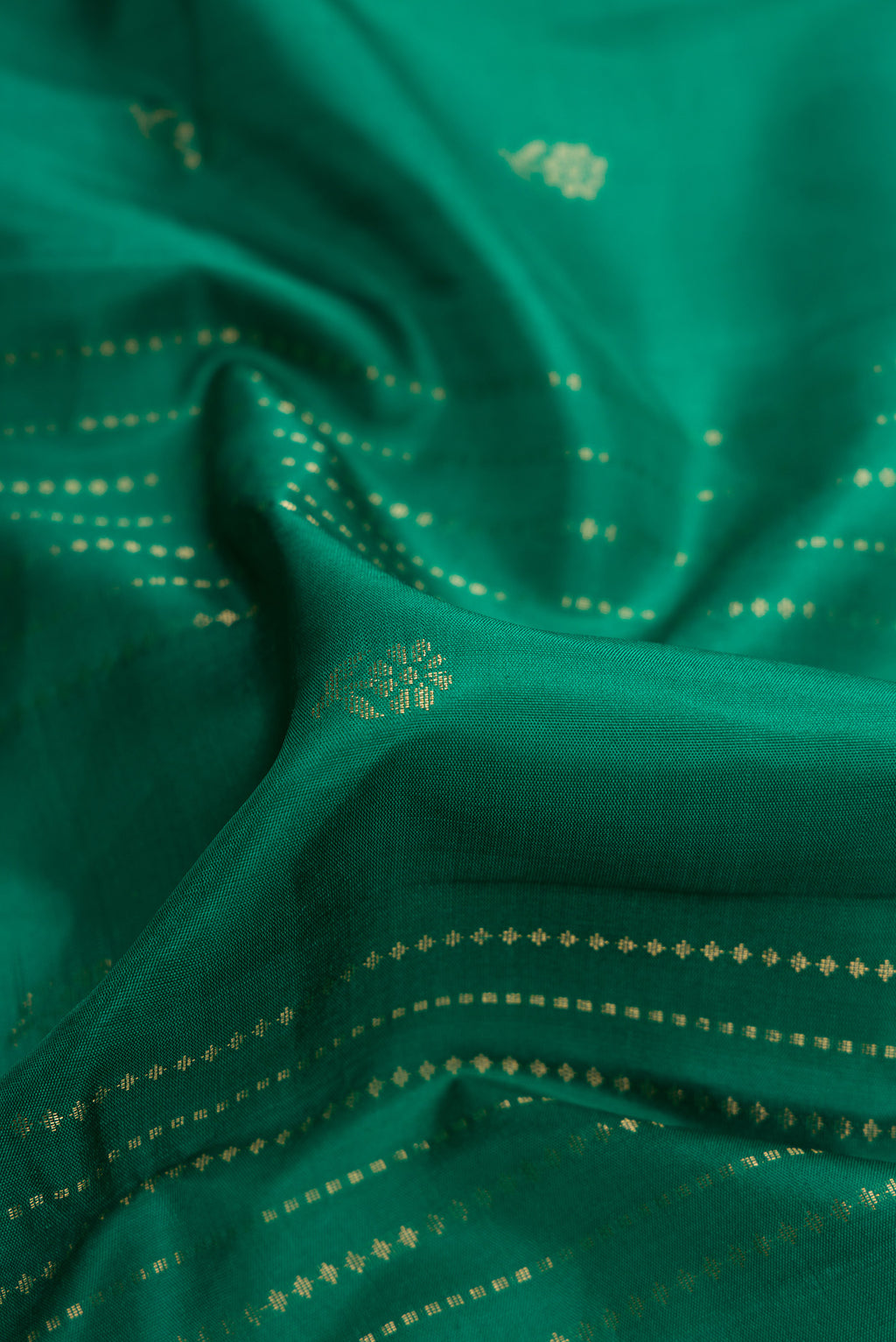 Close up of Green Dual Tone Soft Silk Nine Yards Saree with Zari Butta on the body and Zari Border.  displaying folds