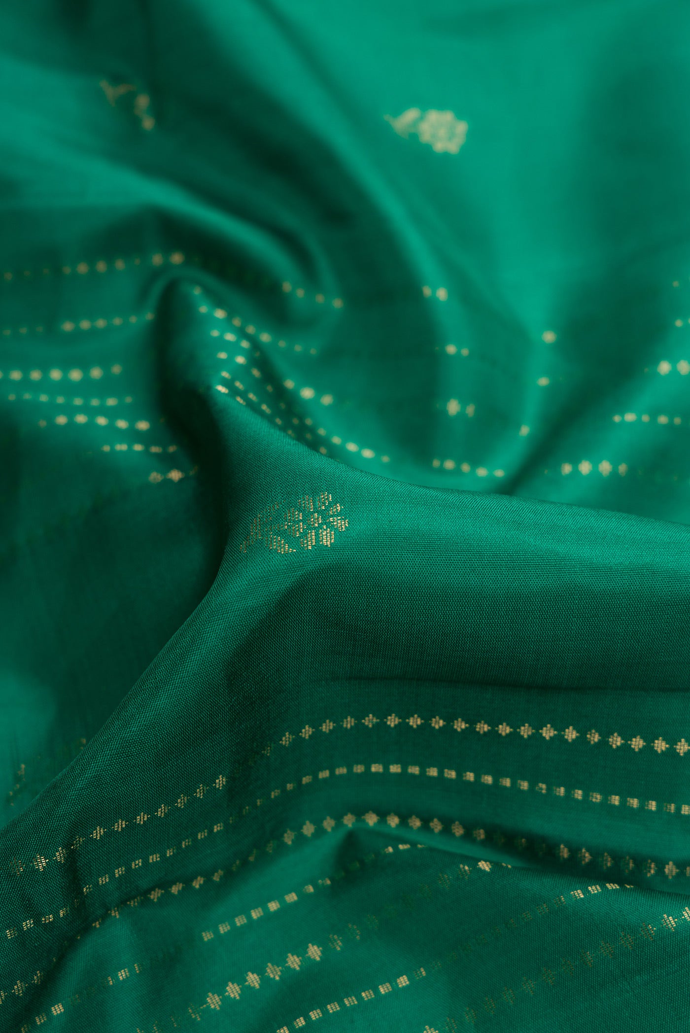 Close up of Green Dual Tone Soft Silk Nine Yards Saree with Zari Butta on the body and Zari Border.  displaying folds