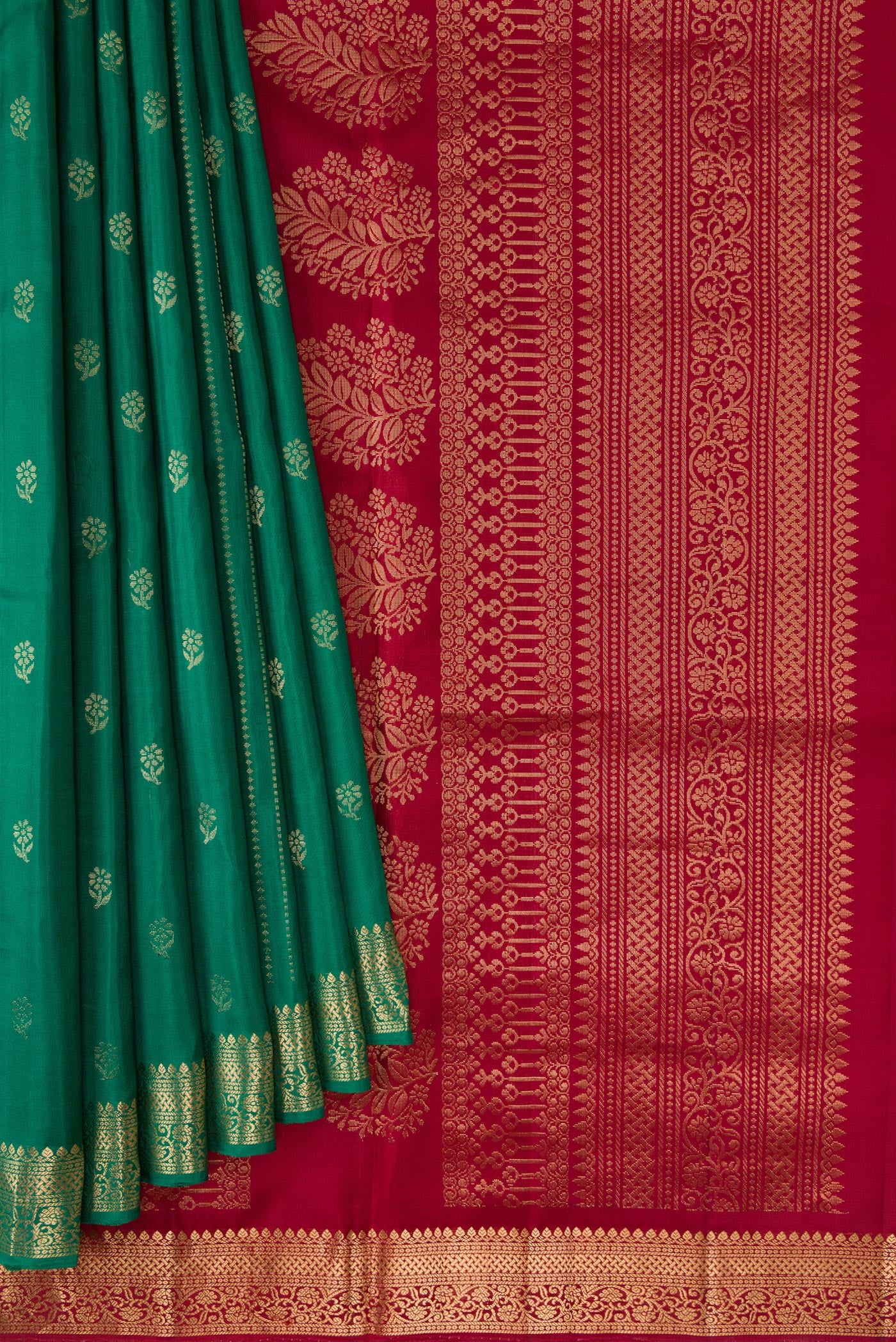 Pleats and pallu of Green Dual Tone Soft Silk Nine Yards Saree with Zari Butta on the body and Zari Border. 