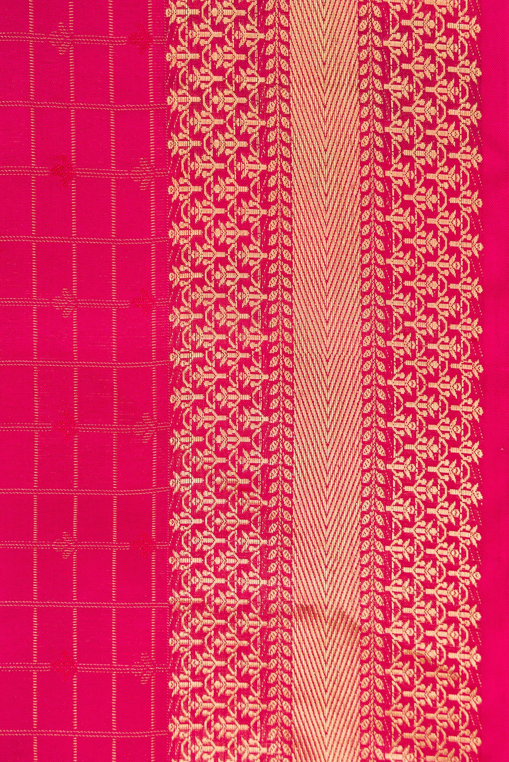 Border image of Dark Pink Dual Tone Soft Silk Saree with Checked design on the body and Zari Border. 