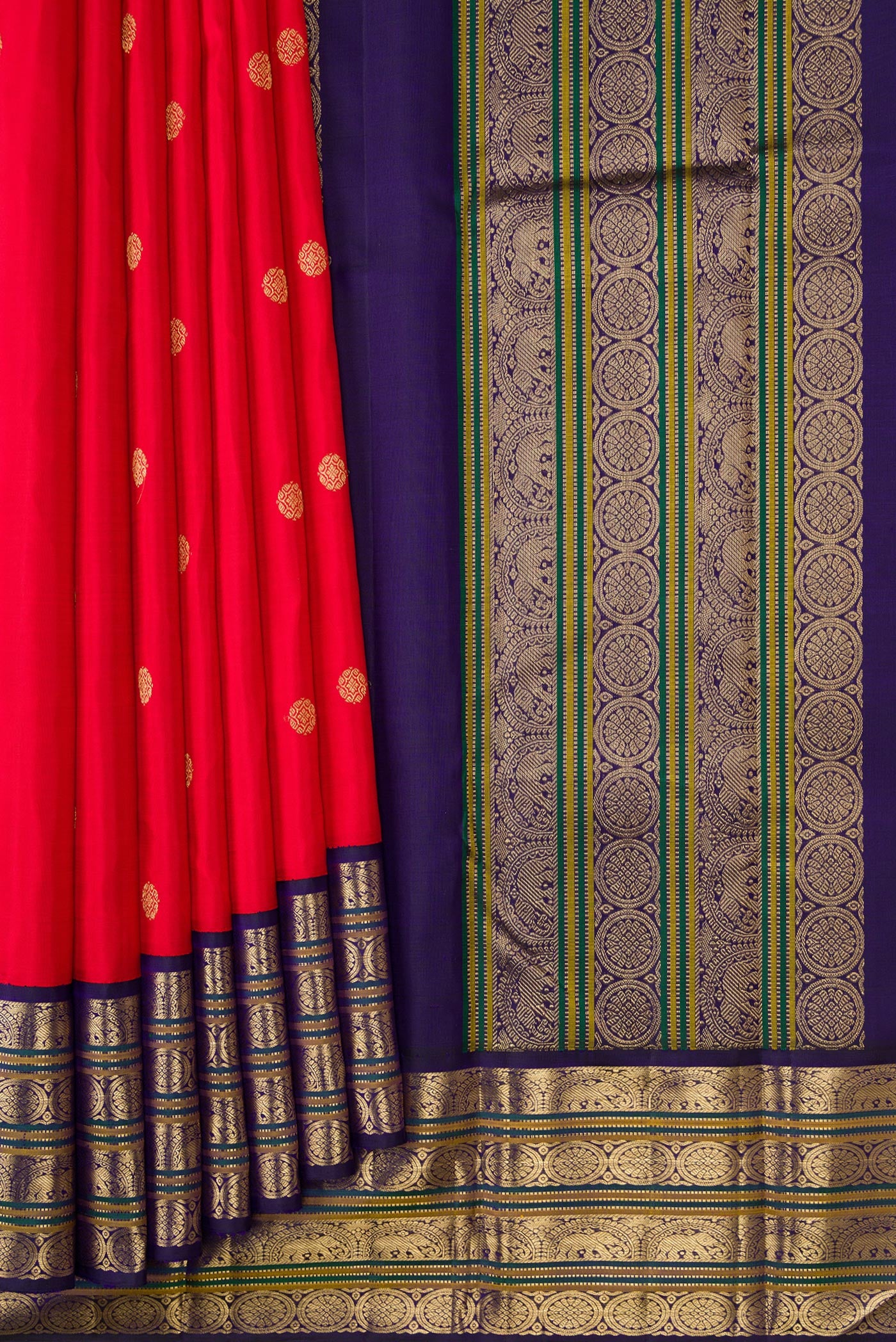 Pleats and pallu of Red Dual Tone Kanjivaram Silk Saree with Zari Butta on the body and Zari Border. 
