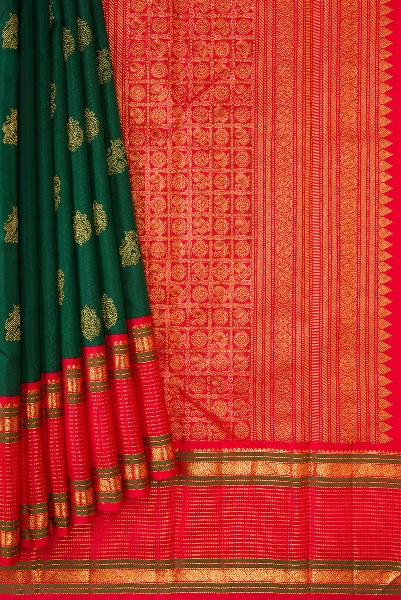 Pleats and pallu of Pure Silk Pure Zari Green Dual Tone Kanjivaram Saree with Zari Butta on the body and Zari Border. 