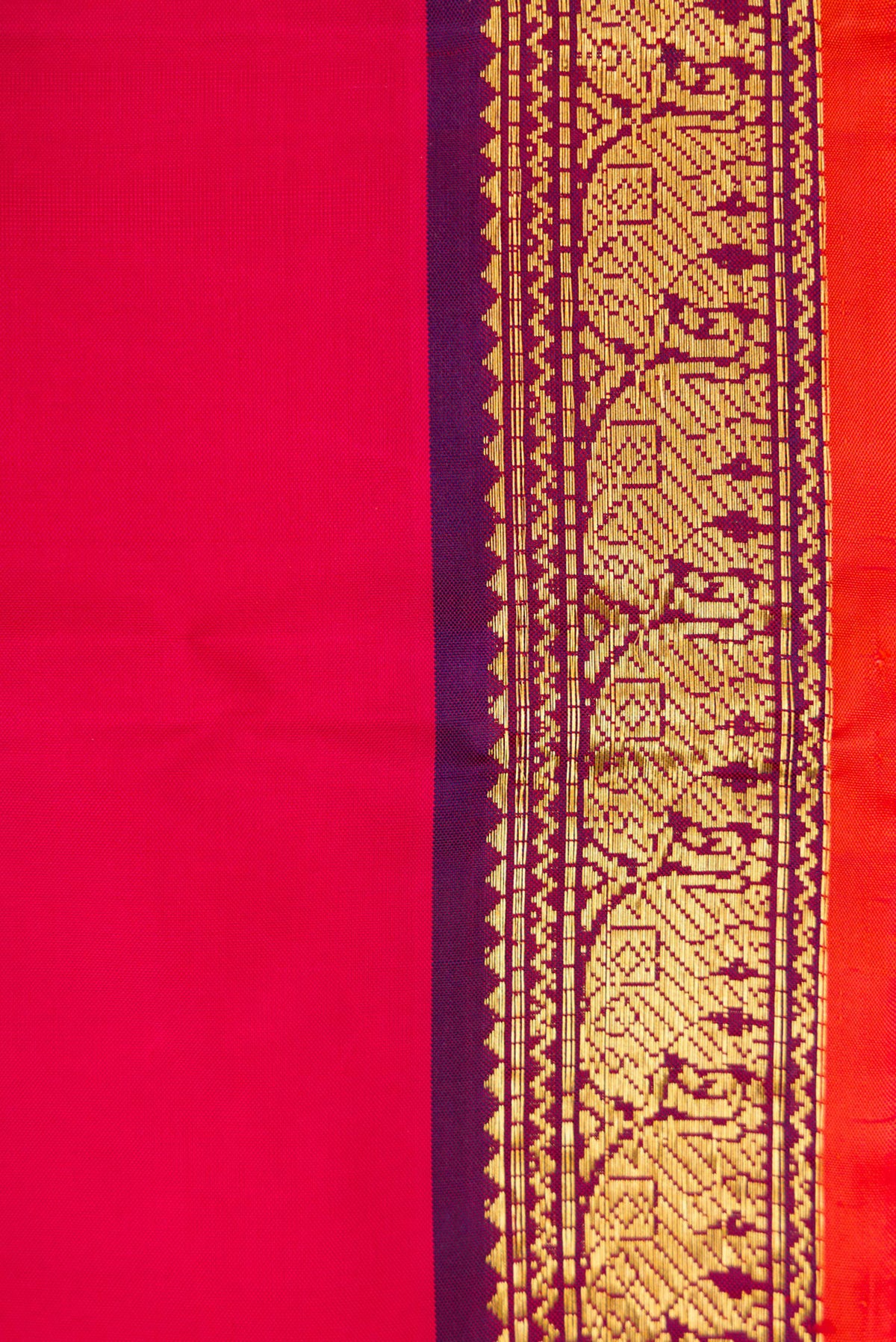 Border image of Dark Pink Dual Tone Kanjivaram Silk Saree with Plain Body and Zari Border. 