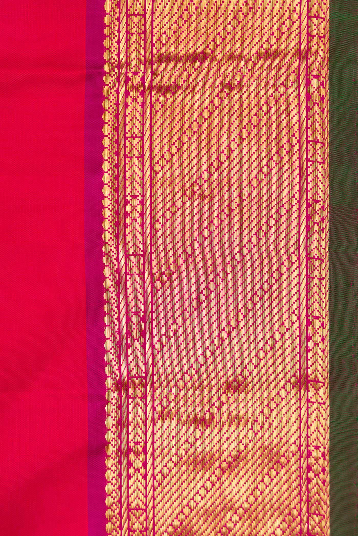 Border image of Pure Silk Pure Zari Dark Pink Dual Tone Kanchipuram Saree with Plain Body and Zari Border. 