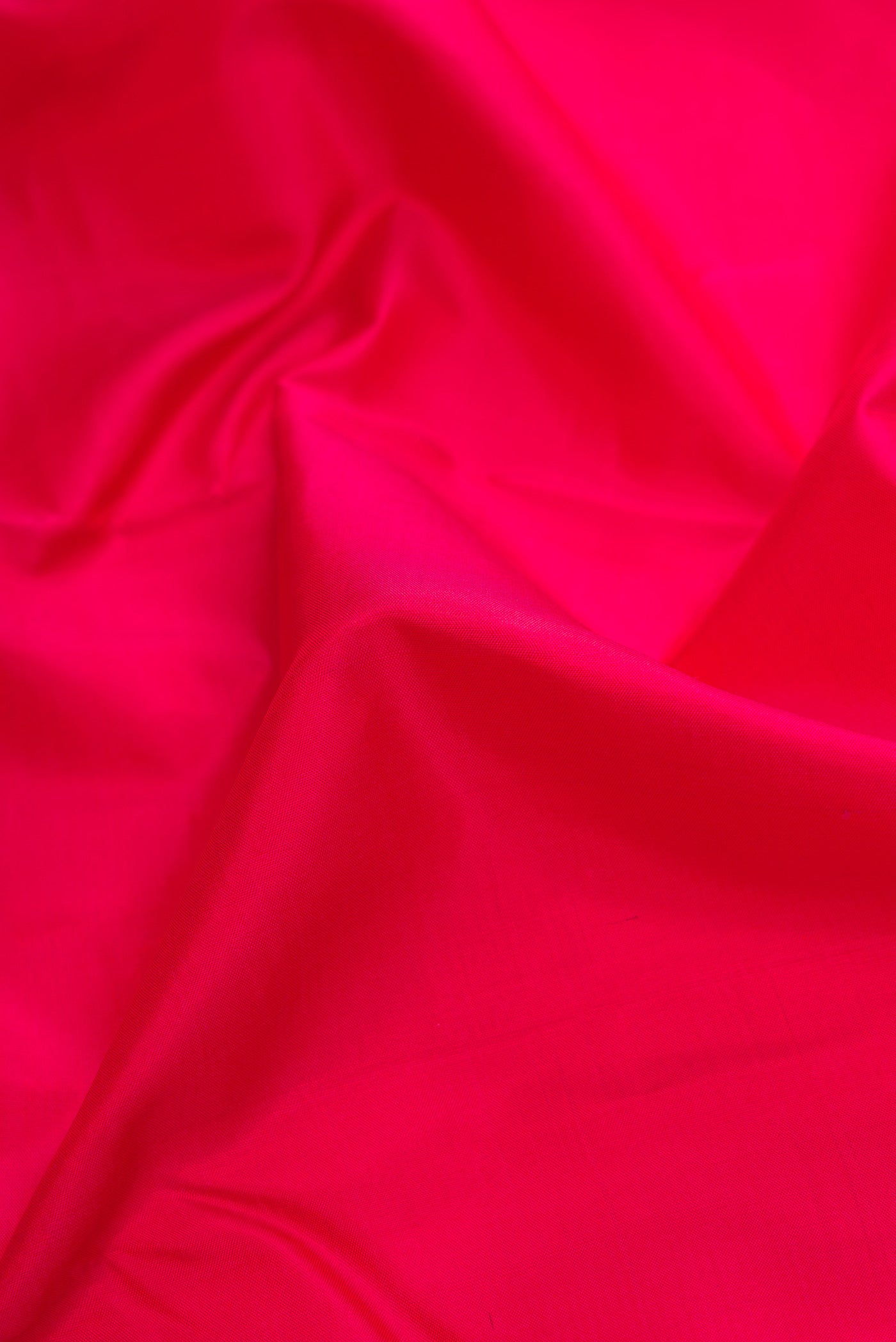 Close up of Pure Silk Pure Zari Dark Pink Dual Tone Kanchipuram Saree with Plain Body and Zari Border.  displaying folds