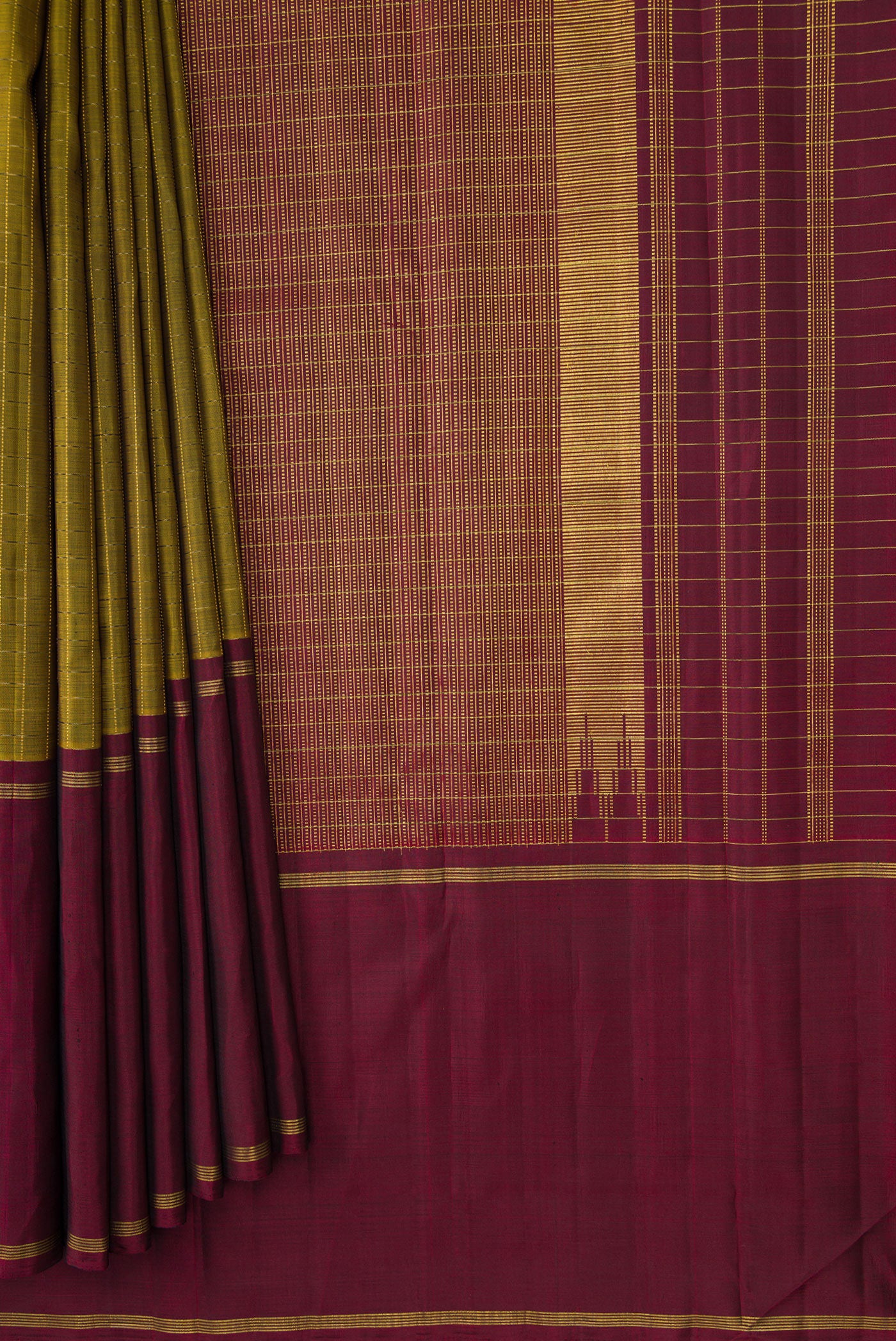 Pleats and pallu of Mehandi Green Dual Tone Kanjivaram Silk Saree with Checked design on the body and Ganga Jamuna Border. 