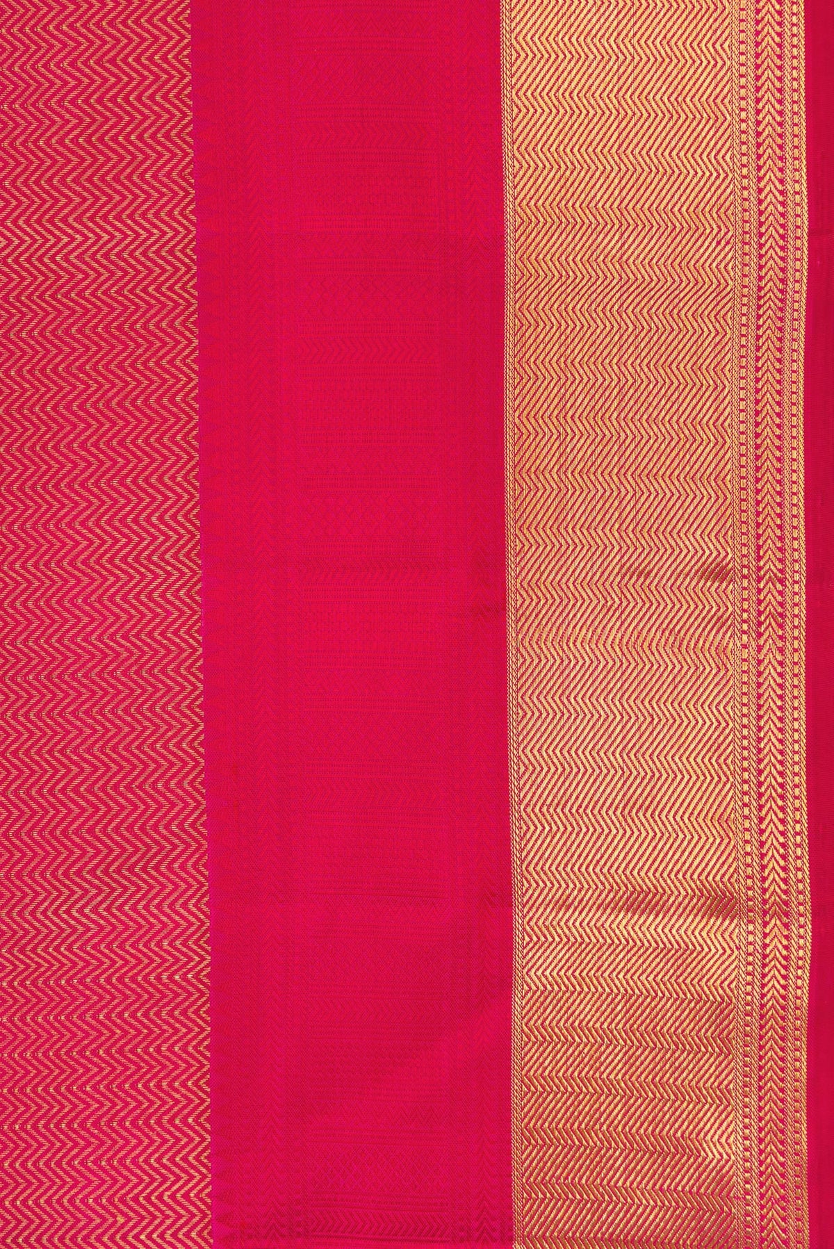 Border image of Dark Pink Dual Tone Kanchipuram Silk Saree with Jacquard design on the body and Zari Border. 