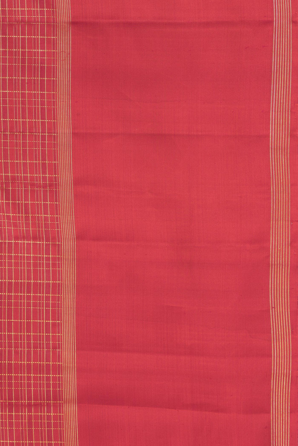 Border image of Dark Pink Dual Tone Kanchipuram Silk Saree with Checked design on the body and Zari Border. 