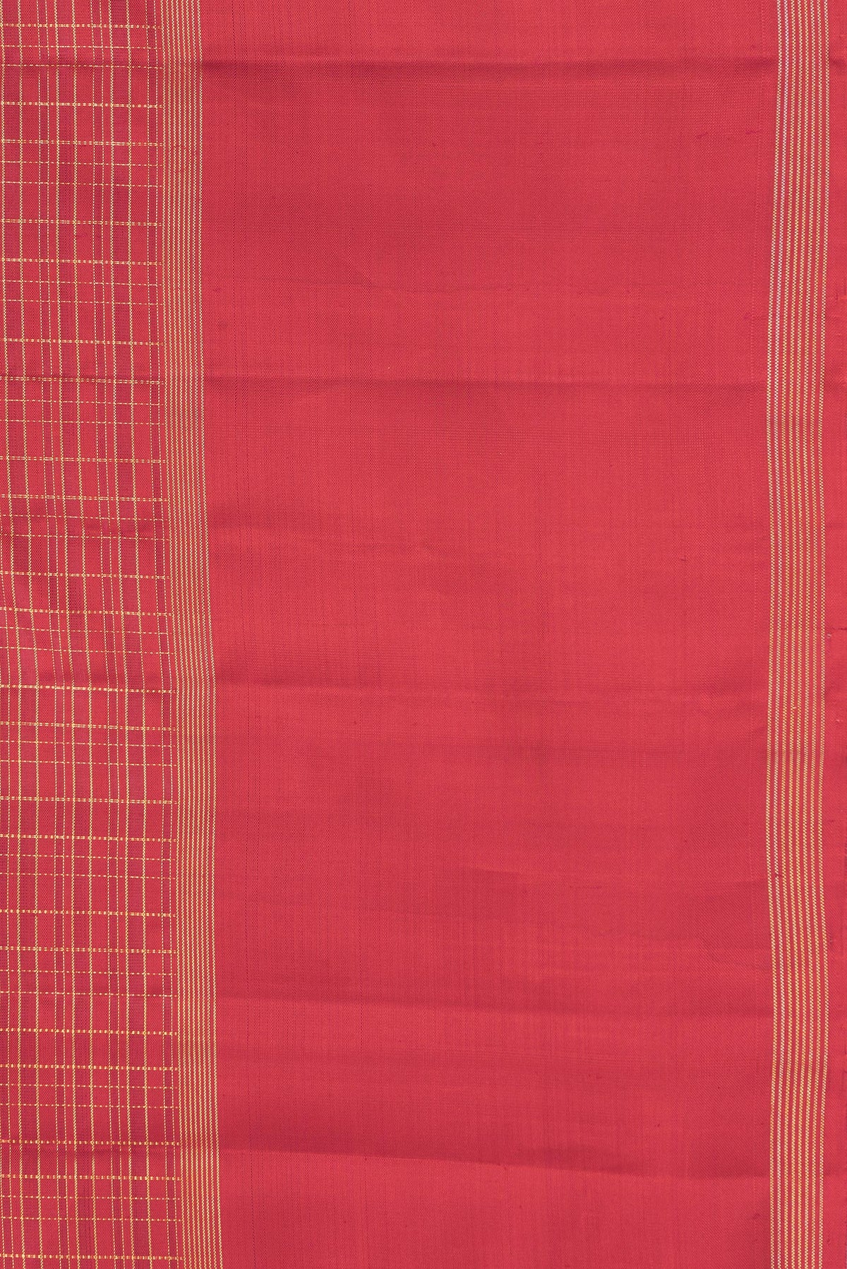 Border image of Dark Pink Dual Tone Kanchipuram Silk Saree with Checked design on the body and Zari Border. 