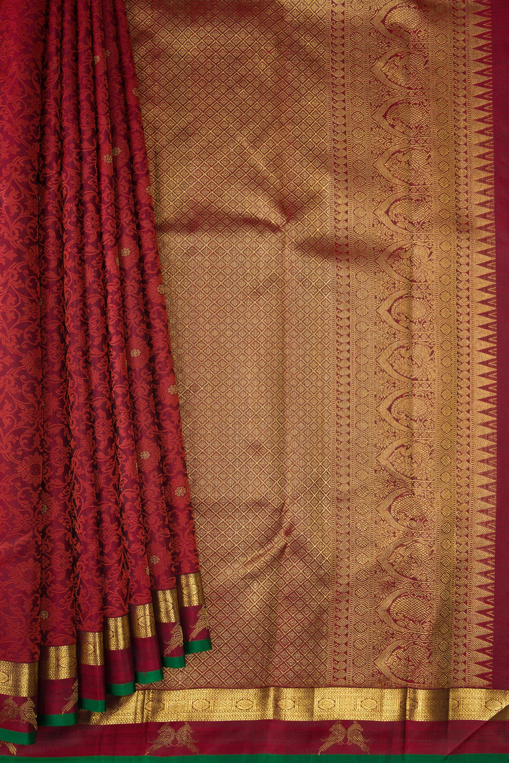 Pleats and pallu of Maroon Dual Tone Kanchipuram Silk Saree with Jacquard With Zari Butta on the body and Zari Border. 