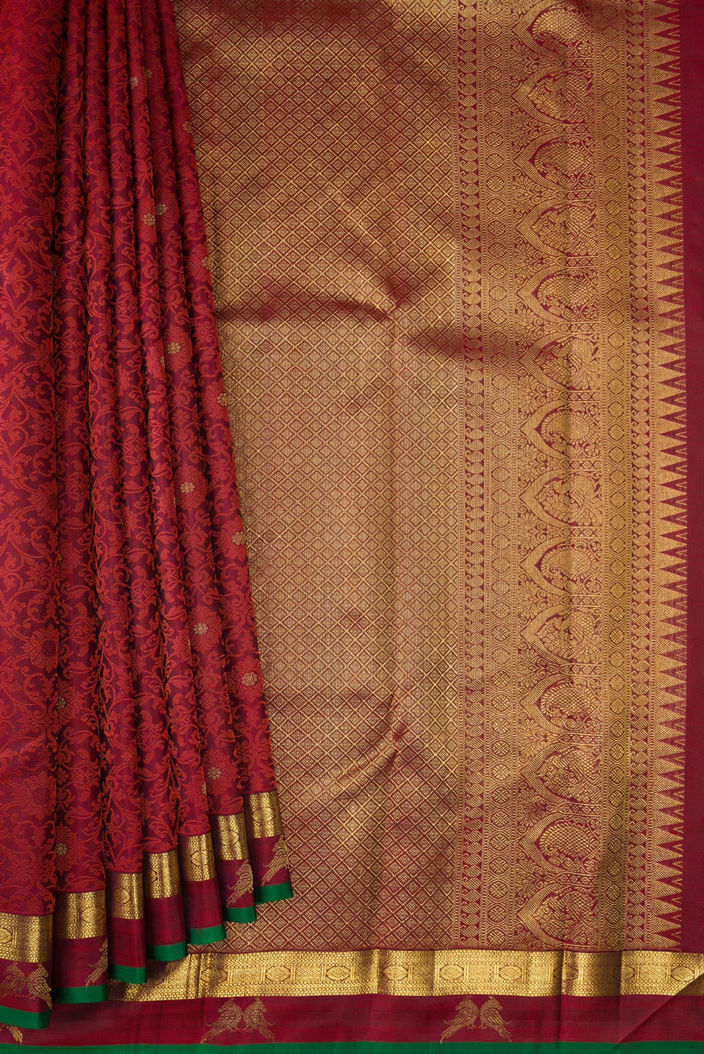 Pleats and pallu of Maroon Dual Tone Kanchipuram Silk Saree with Jacquard With Zari Butta on the body and Zari Border. 