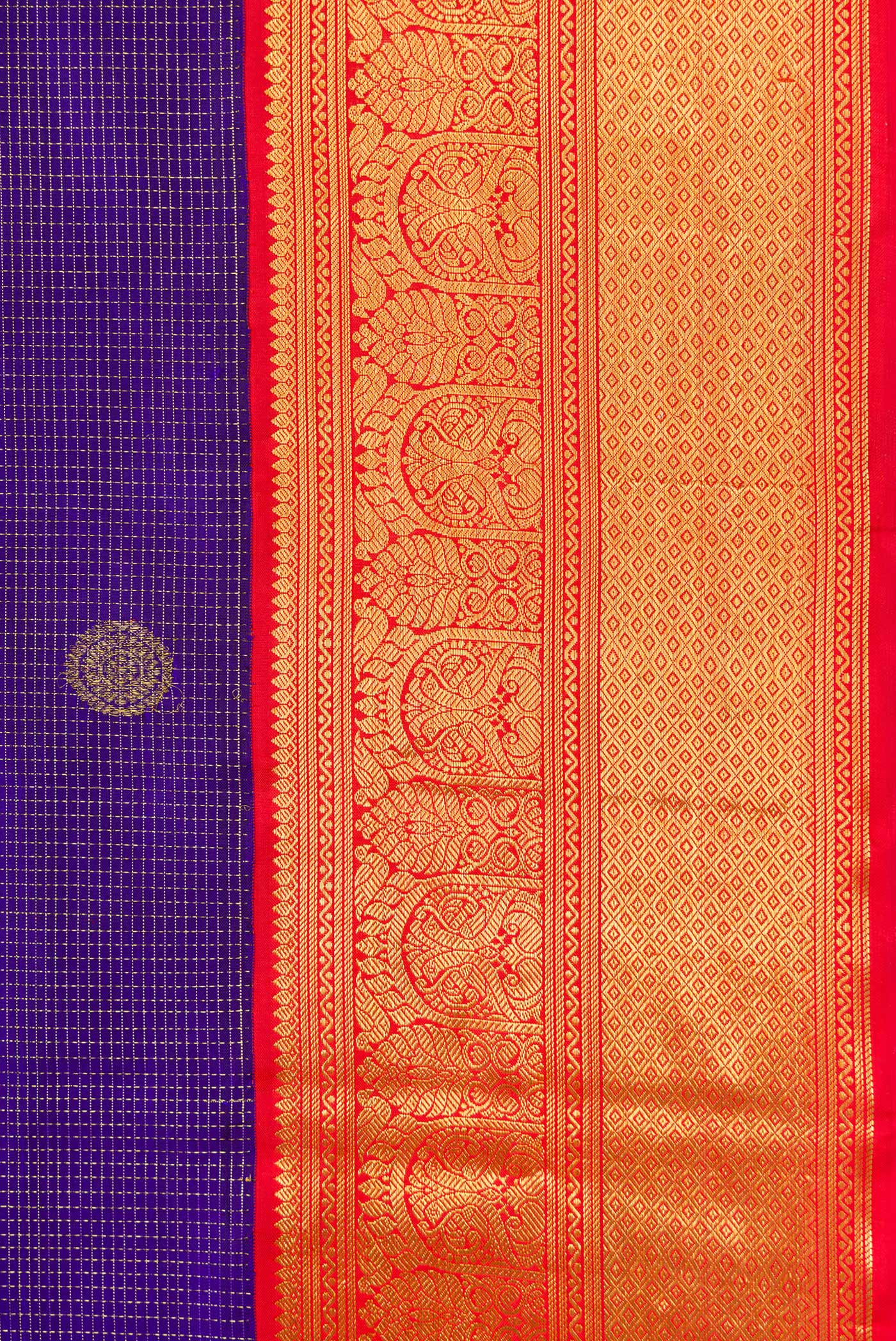Border image of Royal Blue Dual Tone Kanchipuram Silk Saree with Checked design on the body and Zari Border. 
