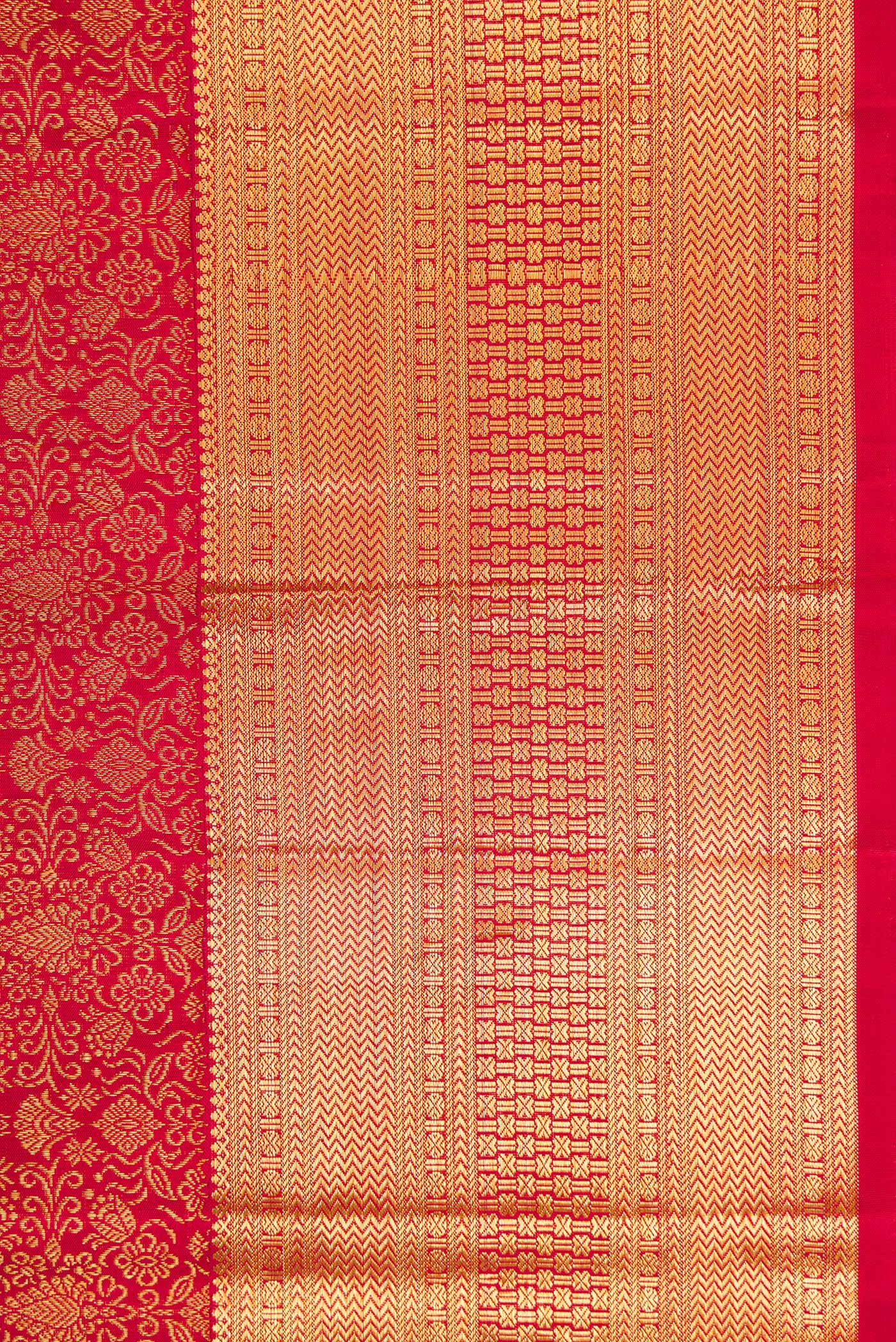 Border image of Dark Pink Dual Tone Kanchipuram Silk Saree with Zari Brocade on the body and Zari Border. 