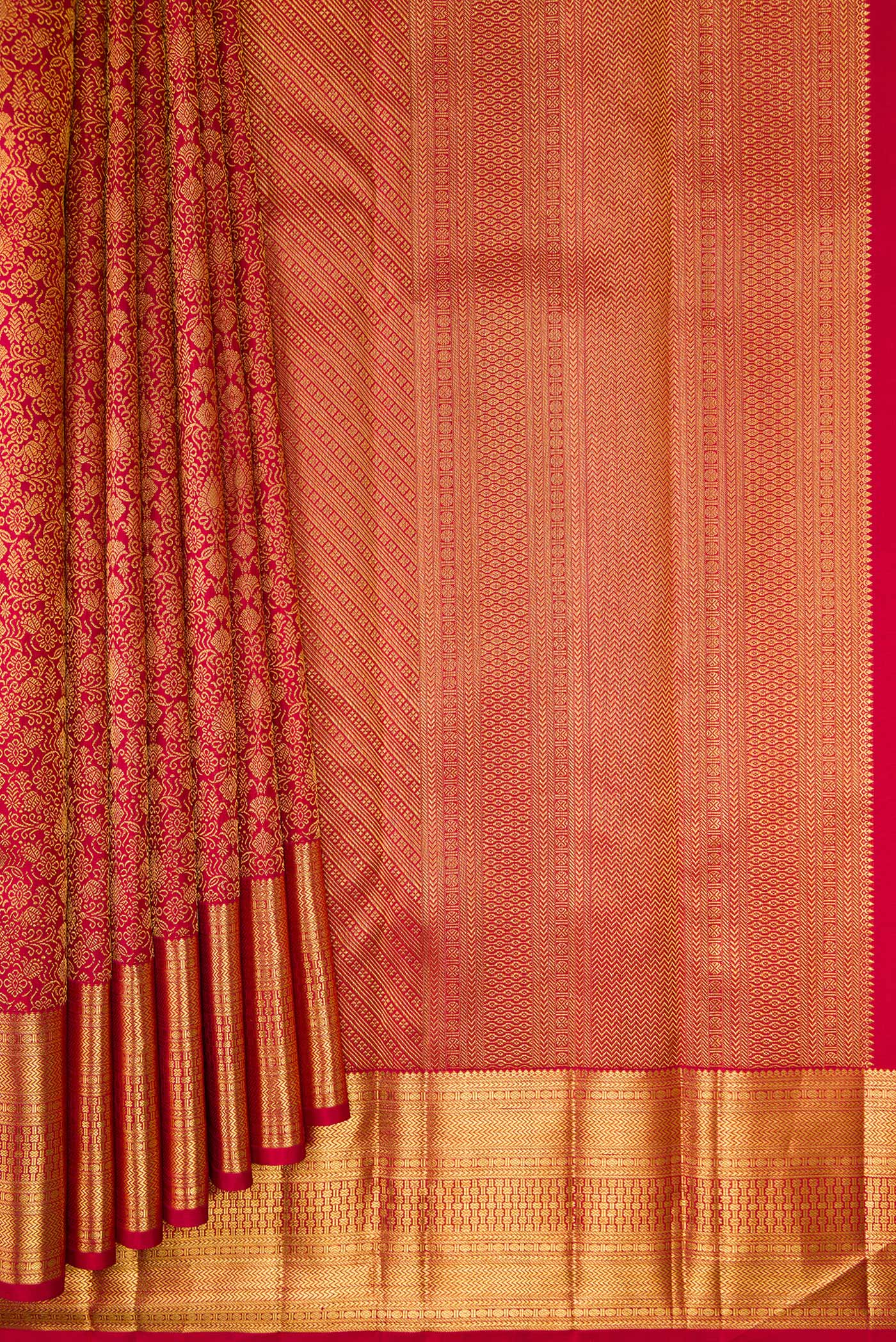 Pleats and pallu of Dark Pink Dual Tone Kanchipuram Silk Saree with Zari Brocade on the body and Zari Border. 