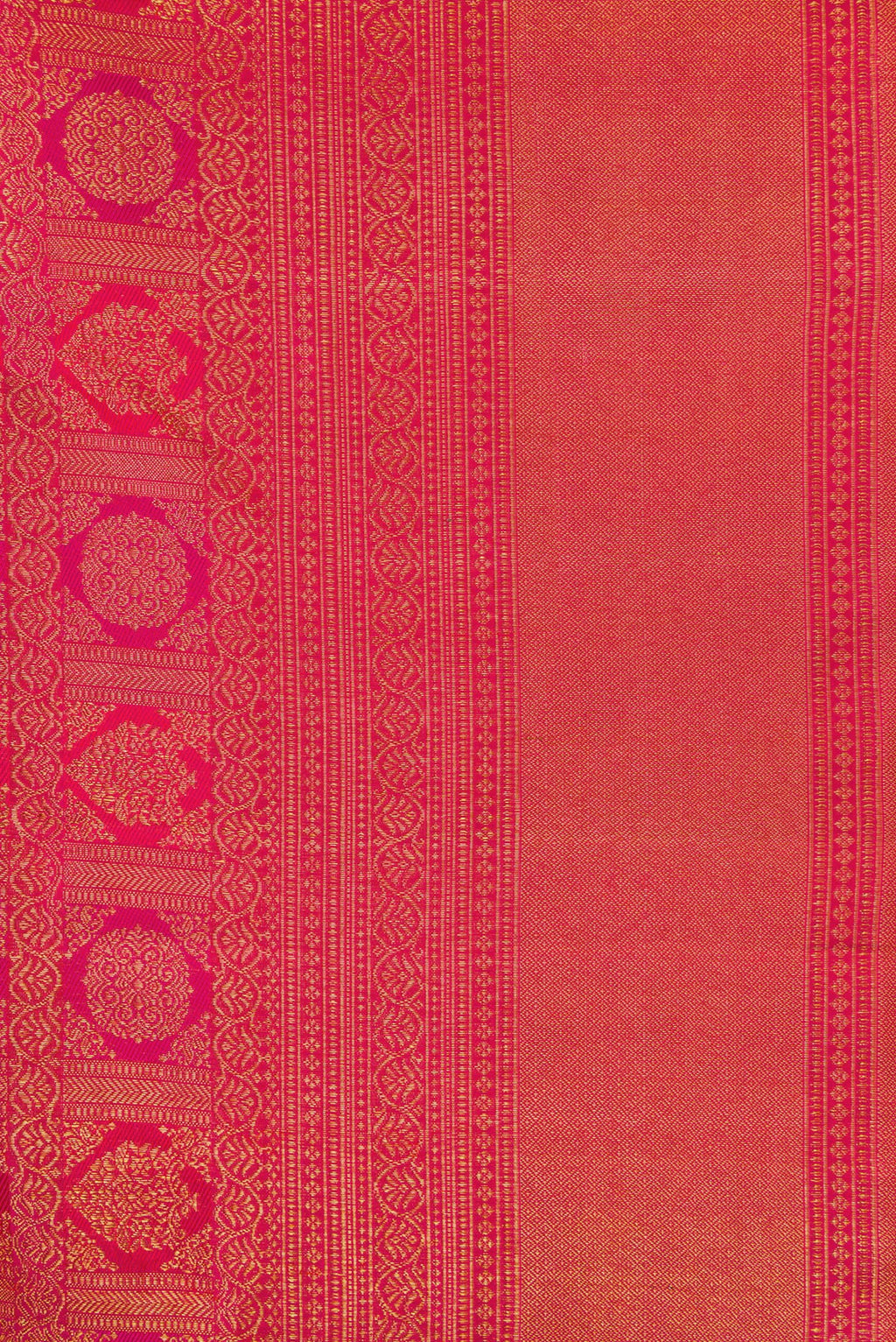 Border image of Dark Pink Dual Tone Kanchipuram Silk Saree with Zari Brocade on the body and Zari Border. 