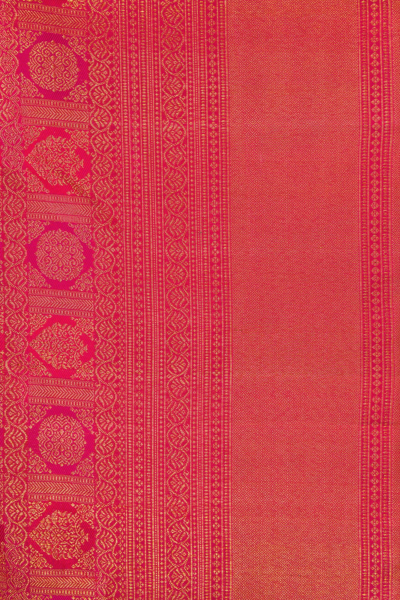 Border image of Dark Pink Dual Tone Kanchipuram Silk Saree with Zari Brocade on the body and Zari Border. 
