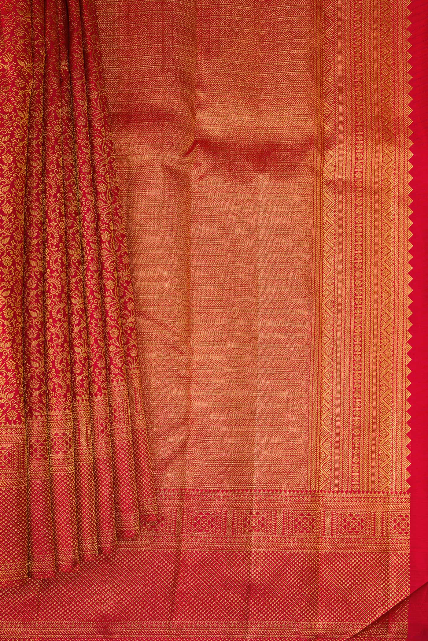 Pleats and pallu of Red Dual Tone Kanchipuram Silk Saree with Zari Brocade on the body and Zari Border. 