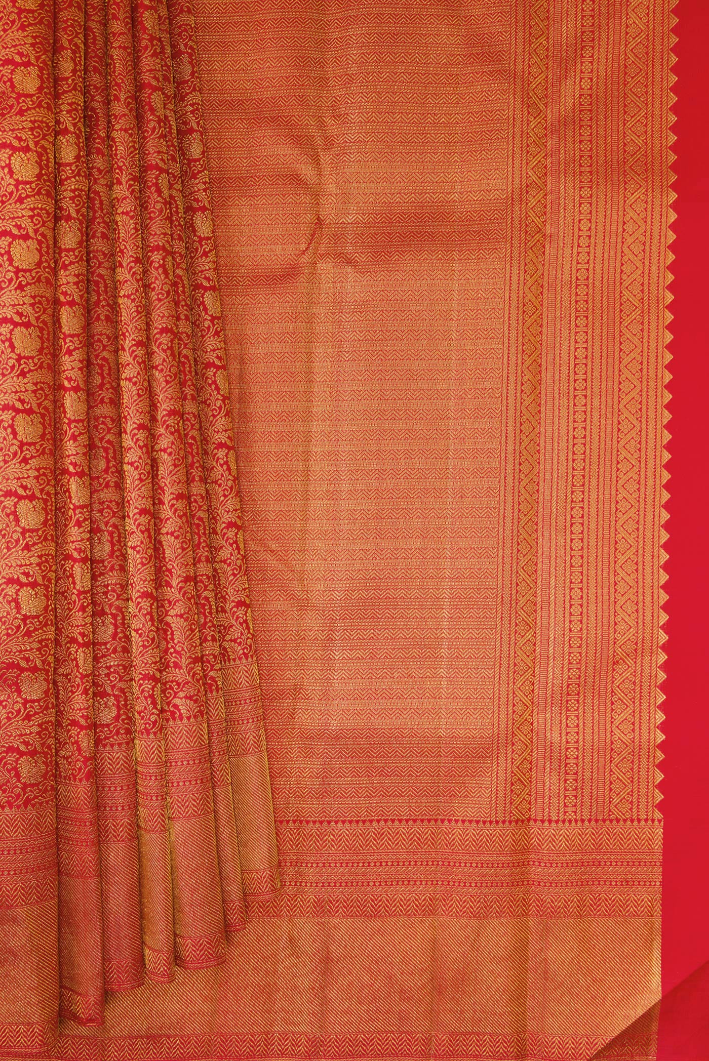Pleats and pallu of Red Dual Tone Kanchipuram Silk Saree with Zari Brocade on the body and Zari Border. 