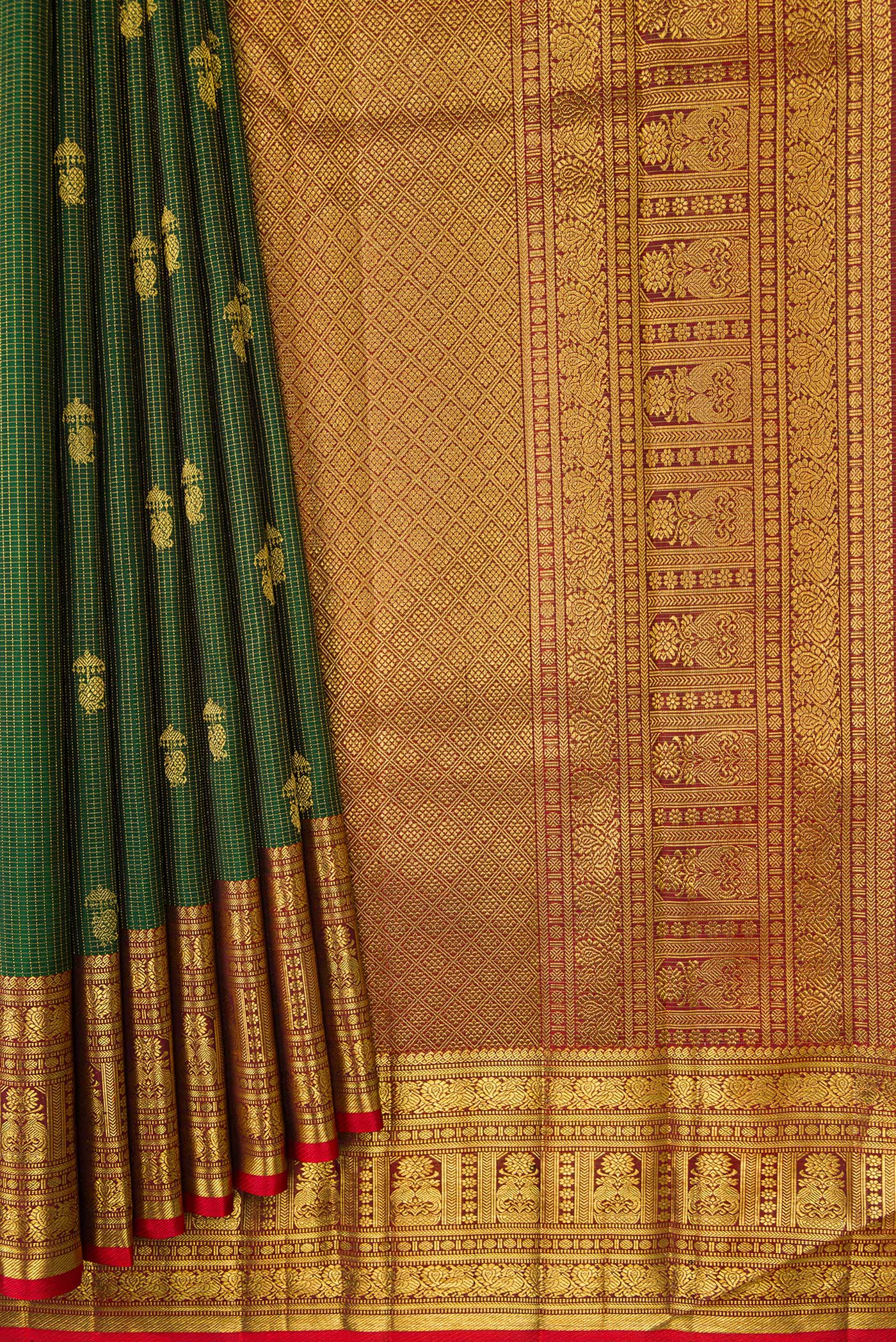 Pleats and pallu of Bottle Green Dual Tone Kanchipuram Silk Saree with Checked design on the body and Zari Border. 
