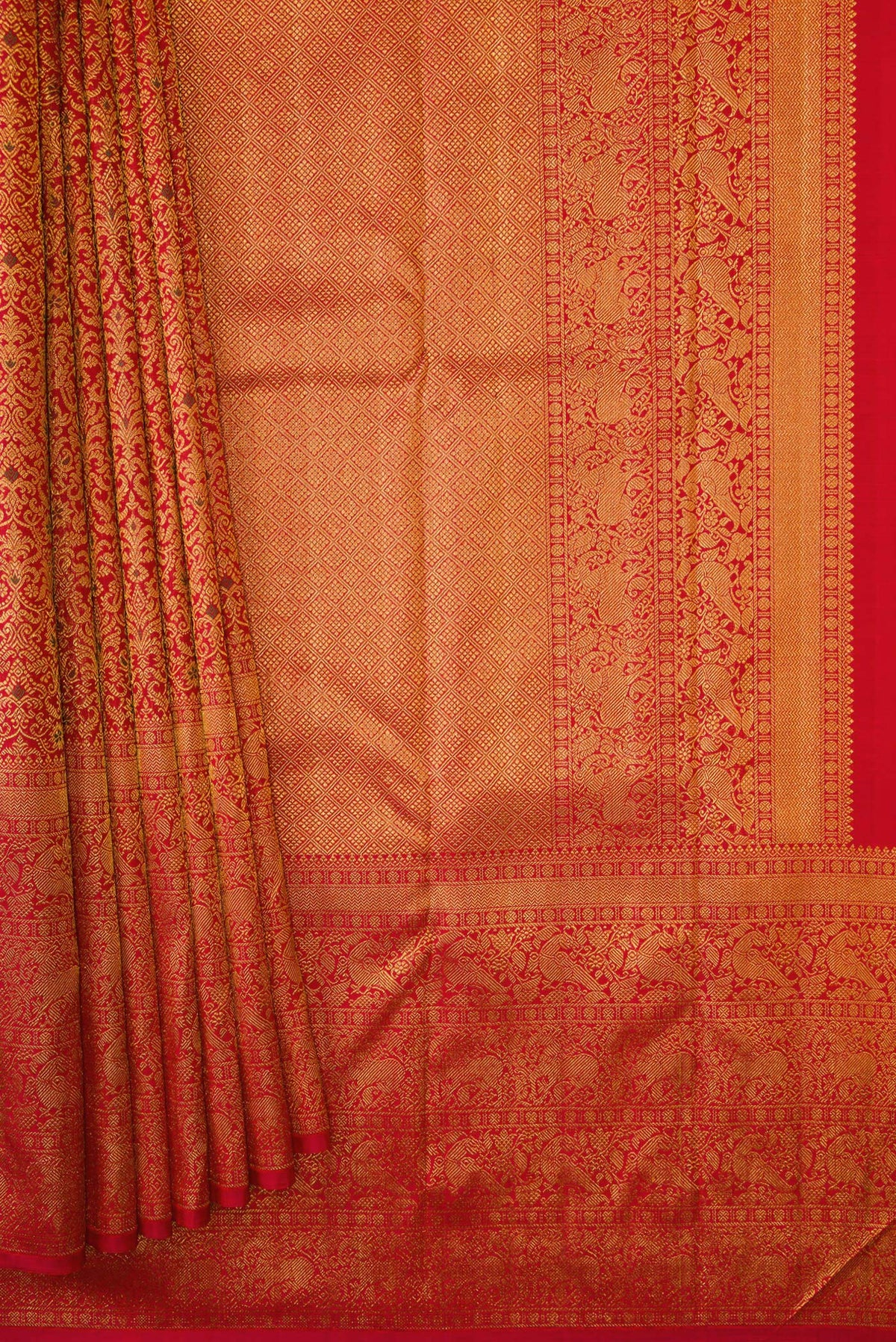 Pleats and pallu of Red Dual Tone Kanchipuram Silk Saree with Zari Brocade on the body and Zari Border. 