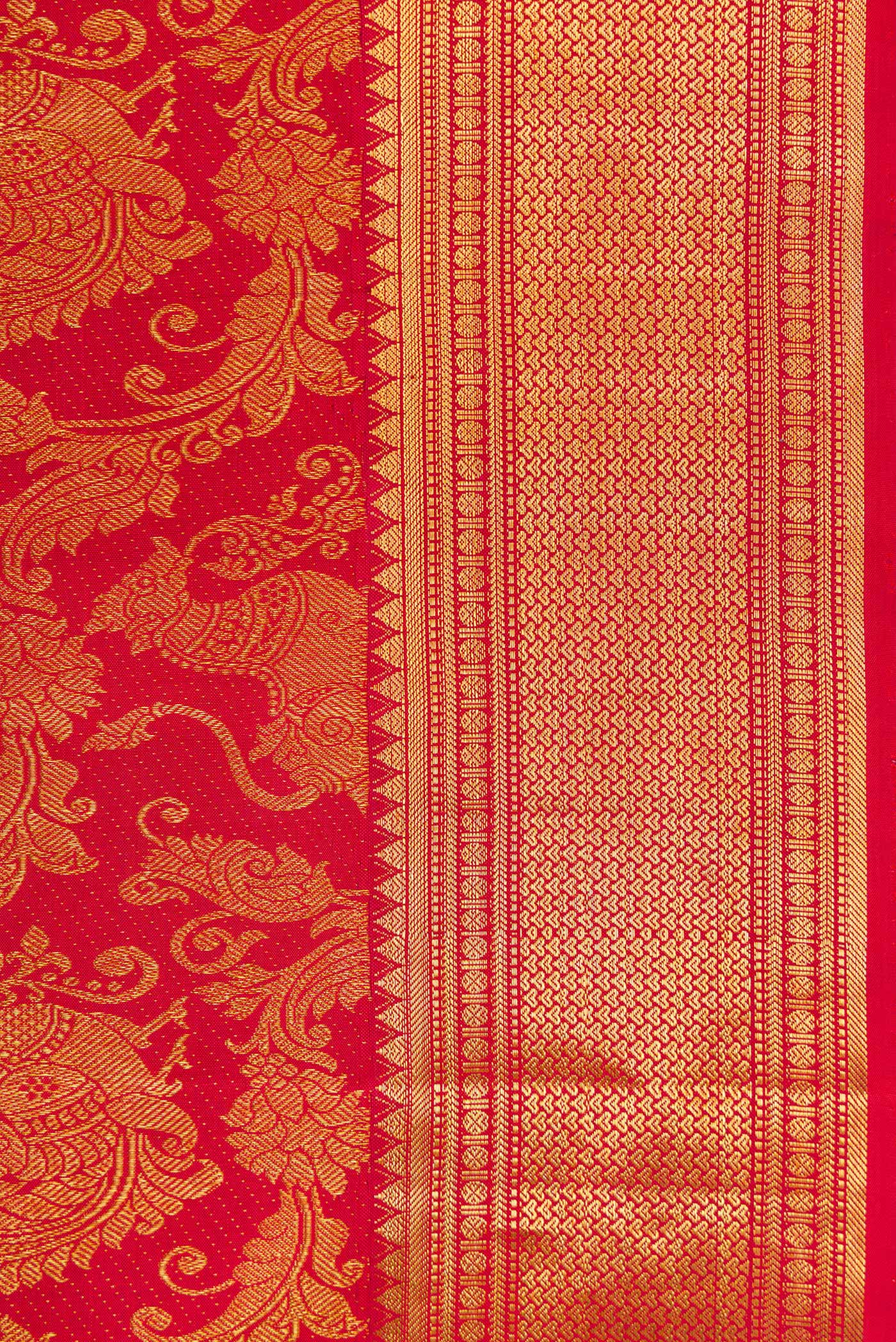 Border image of Maroon Dual Tone Kanchipuram Silk Saree with Zari Brocade on the body and Zari Border. 