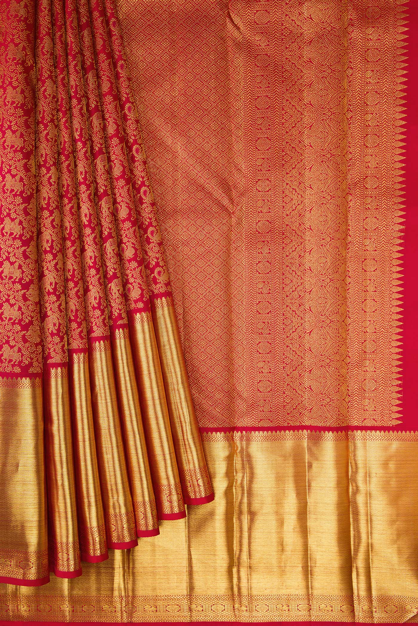Pleats and pallu of Red Dual Tone Kanchipuram Silk Saree with Zari Brocade on the body and Zari Border. 
