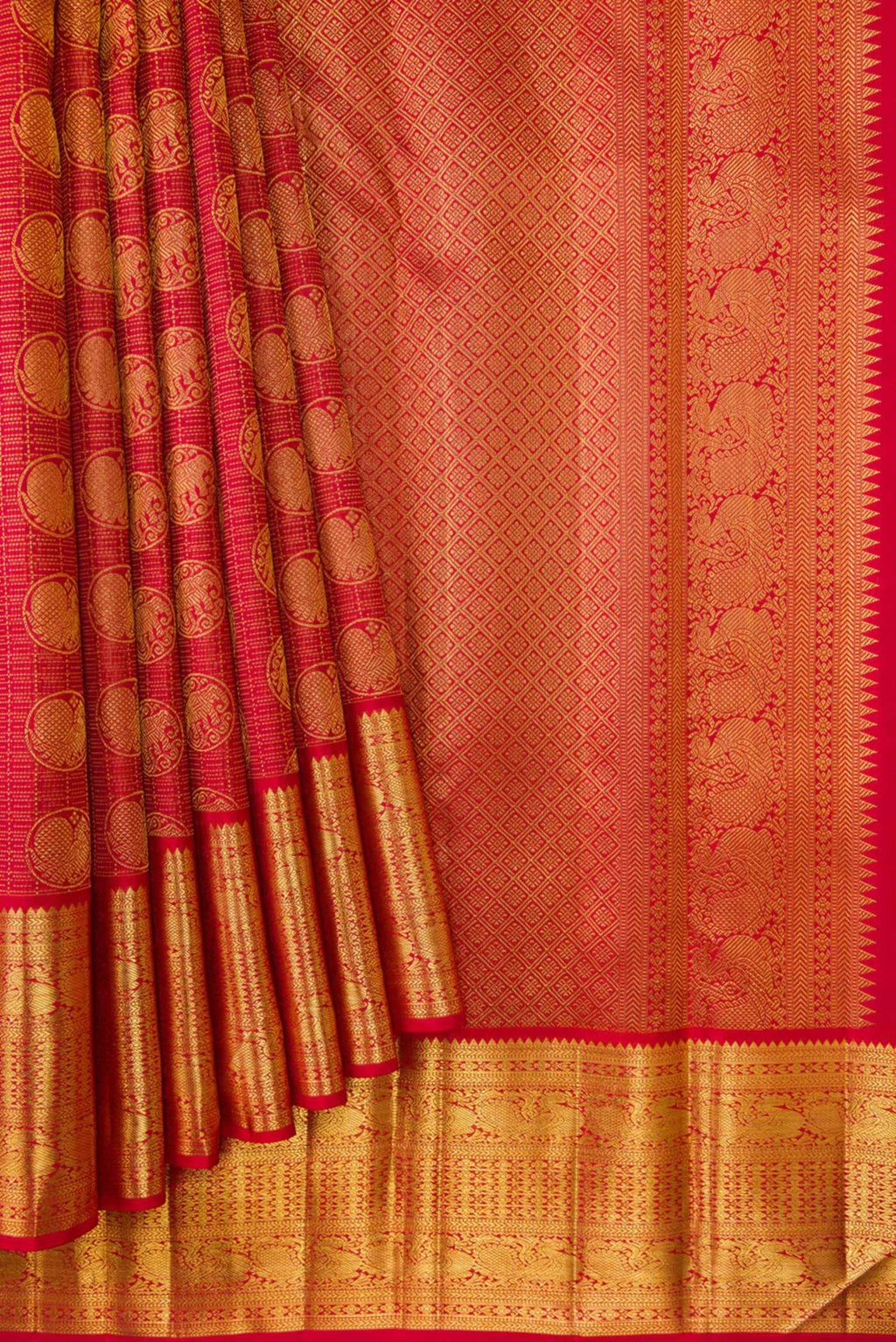 Pleats and pallu of Maroon Dual Tone Kanchipuram Silk Saree with Zari Brocade on the body and Zari Border. 