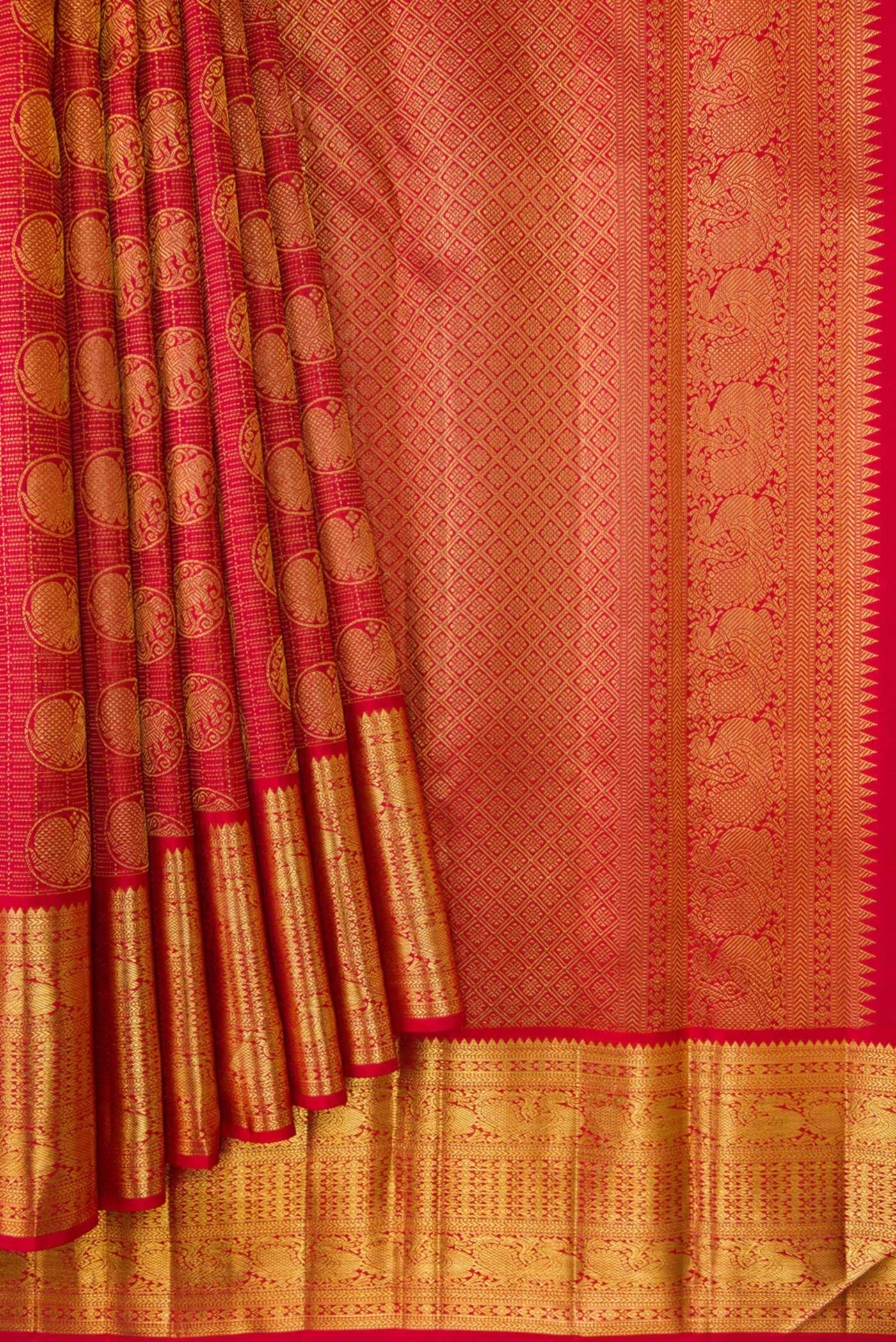 Pleats and pallu of Maroon Dual Tone Kanchipuram Silk Saree with Zari Brocade on the body and Zari Border. 
