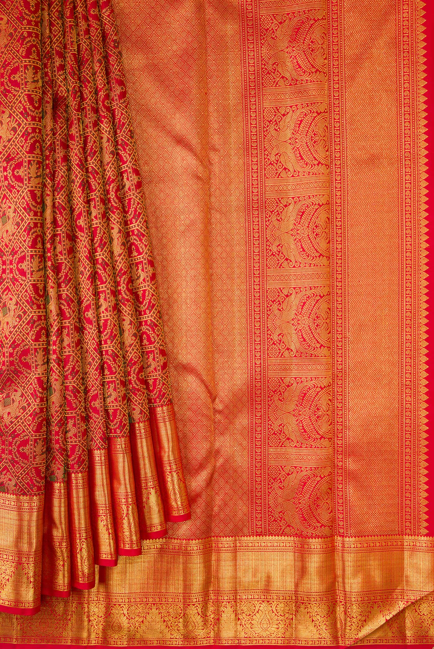Pleats and pallu of Red Dual Tone Kanchipuram Silk Saree with Zari Brocade on the body and Zari Border. 